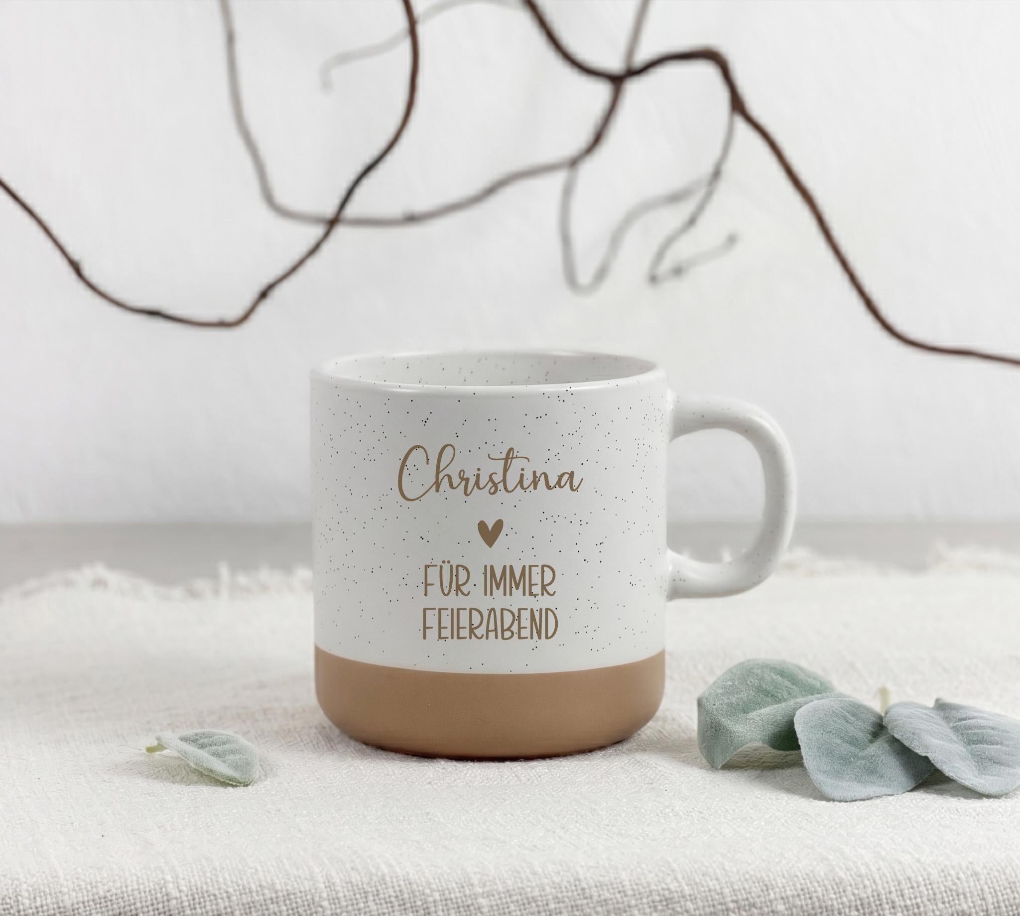 Keramiktasse personalisiert mit Gravur für Kollegin als Geschenk zum Abschied. Die Tasse mit dem Spruch „Für immer Wochenende“ ist ideal als Ruhestand Geschenk oder kleine Aufmerksamkeit für Arbeitskollegin. Eine schöne Erinnerung an gemeinsame Arbeitszeit und besondere Momente im Team.