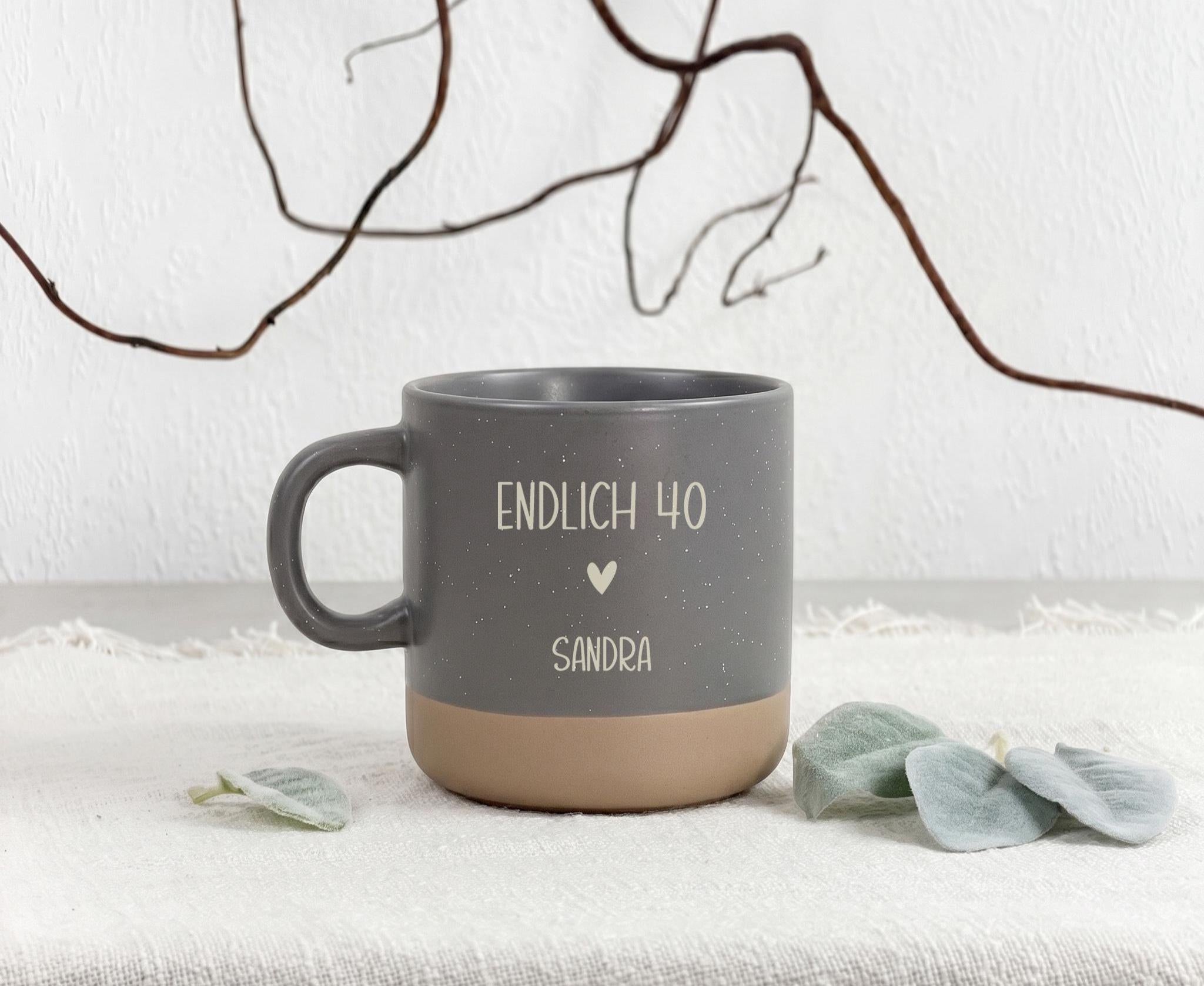 Personalisierte Tasse Geschenk mit Name als Geburtstagsgeschenk für Freundin. Diese Keramik Tasse eignet sich für den 18., 20., 30. oder 40. Geburtstag und ist perfekt für Kaffee oder Tee. Eine originelle Geschenkidee Geburtstag mit persönlicher Gestaltung.