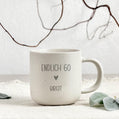 Gravierte Keramiktasse mit Name als Geschenk zum Geburtstag Frau. Diese personalisierte Tasse ist ideal für runde Geburtstage wie 50., 60., 70. oder 80. Geburtstag. Ein praktisches und persönliches Geschenk für tägliche Lieblingsgetränke.