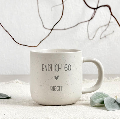 Gravierte Keramiktasse mit Name als Geschenk zum Geburtstag Frau. Diese personalisierte Tasse ist ideal für runde Geburtstage wie 50., 60., 70. oder 80. Geburtstag. Ein praktisches und persönliches Geschenk für tägliche Lieblingsgetränke.