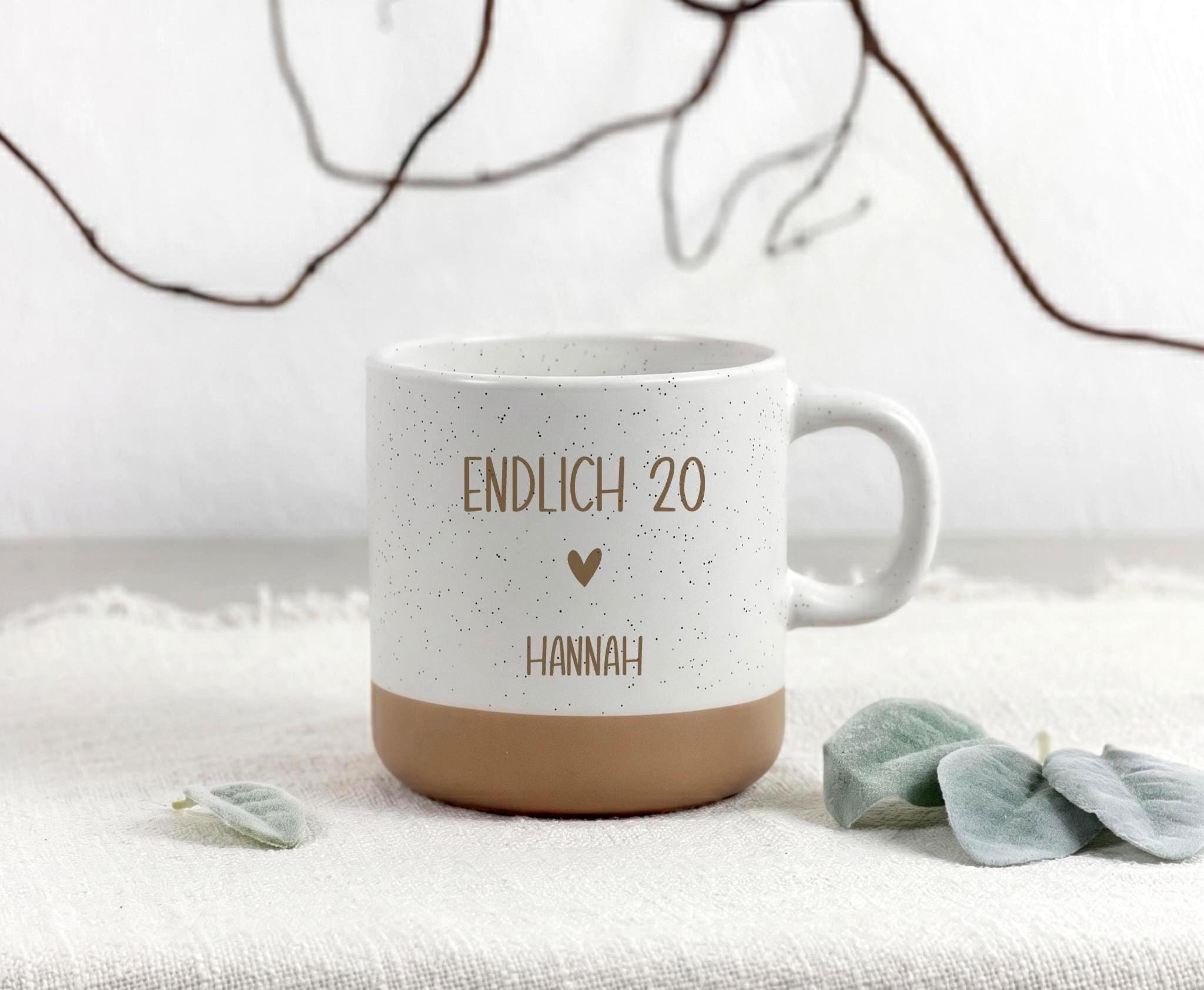 Geburtstagsgeschenk Tasse personalisiert mit Name und Alter. Diese hochwertige Keramiktasse ist ideal als Geschenk zum runden Geburtstag für Frau, Freundin oder Kollegin. Perfekt für 30 40 50 60 70 80 90 Jahre und eine stilvolle Überraschung mit individueller Gravur.