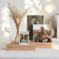 Personalisierte Bilderleiste aus Buchenholz mit Vase und Trockenblumen als Geschenk für Papa. Dieses Vatertagsgeschenk ist ideal als Fotoständer personalisiert, Kartenhalter mit Gravur oder Papa Bilderrahmen Geschenk. Eine liebevolle Dekoration für Zuhause oder Büro.