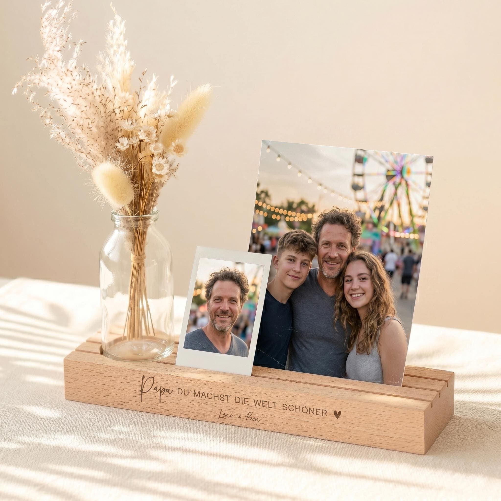 Vatertagsgeschenk personalisiert mit Vase und Trockenblumen als dekorative Bilderleiste aus Buchenholz. Dieses Geschenk für Papa eignet sich perfekt als Kartenständer, Fotohalter oder Bilderrahmen zum Vatertag. Ideal für Fotos, Karten oder liebe Botschaften und eine besondere Geschenkidee von Kindern mit persönlicher Gravur.