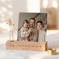 Geschenk Papa Geburtstag als Bilderleiste aus Buchenholz mit Gravur. Diese personalisierte Holzleiste mit Vase ist perfekt für Familienfotos, Grußkarten oder Erinnerungen und eine liebevolle Geschenkidee für Papa.