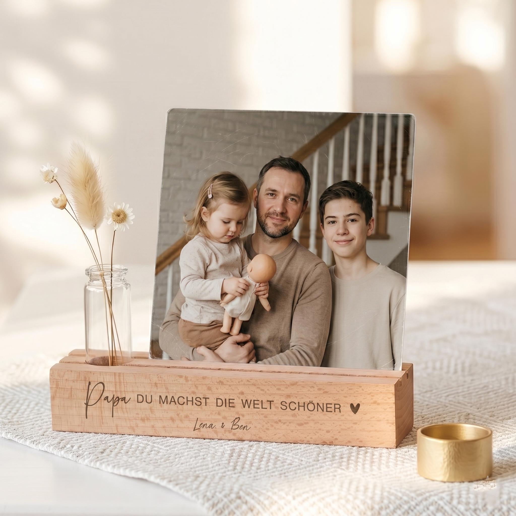Geschenk Papa Geburtstag als Bilderleiste aus Buchenholz mit Gravur. Diese personalisierte Holzleiste mit Vase ist perfekt für Familienfotos, Grußkarten oder Erinnerungen und eine liebevolle Geschenkidee für Papa.
