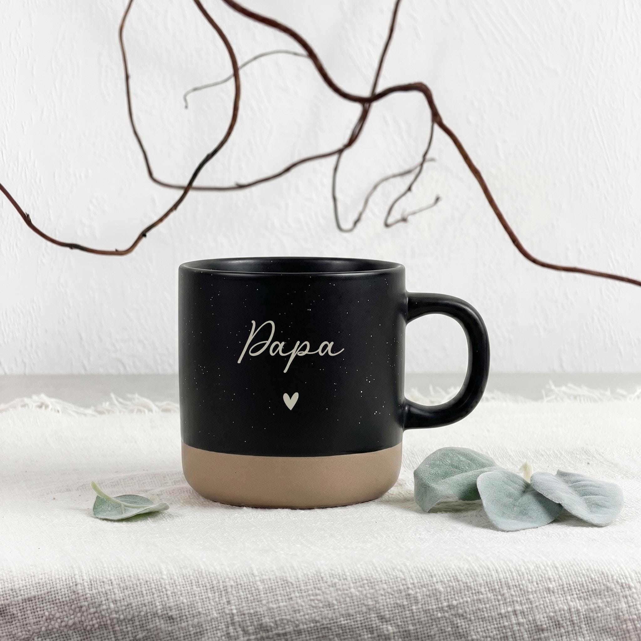 Geschenkset Tasse und Tablett als Vatertagsgeschenk für Papa. Die personalisierte Keramiktasse und das gravierte Holztablett machen dieses Set zu einer besonderen Geschenkidee für Männer. Perfekt als Geschenk für Papa, Opa oder zum Geburtstag.