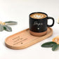Vatertagsgeschenk Geschenkset Tasse und Tablett mit personalisierter Keramiktasse und Holztablett Gravur für Papa. Dieses liebevolle Set eignet sich perfekt als Geschenk zum Vatertag, Geburtstag oder besondere Überraschung. Ideal für Kaffee, Tee oder Kakao und eine stilvolle Aufmerksamkeit für Zuhause.