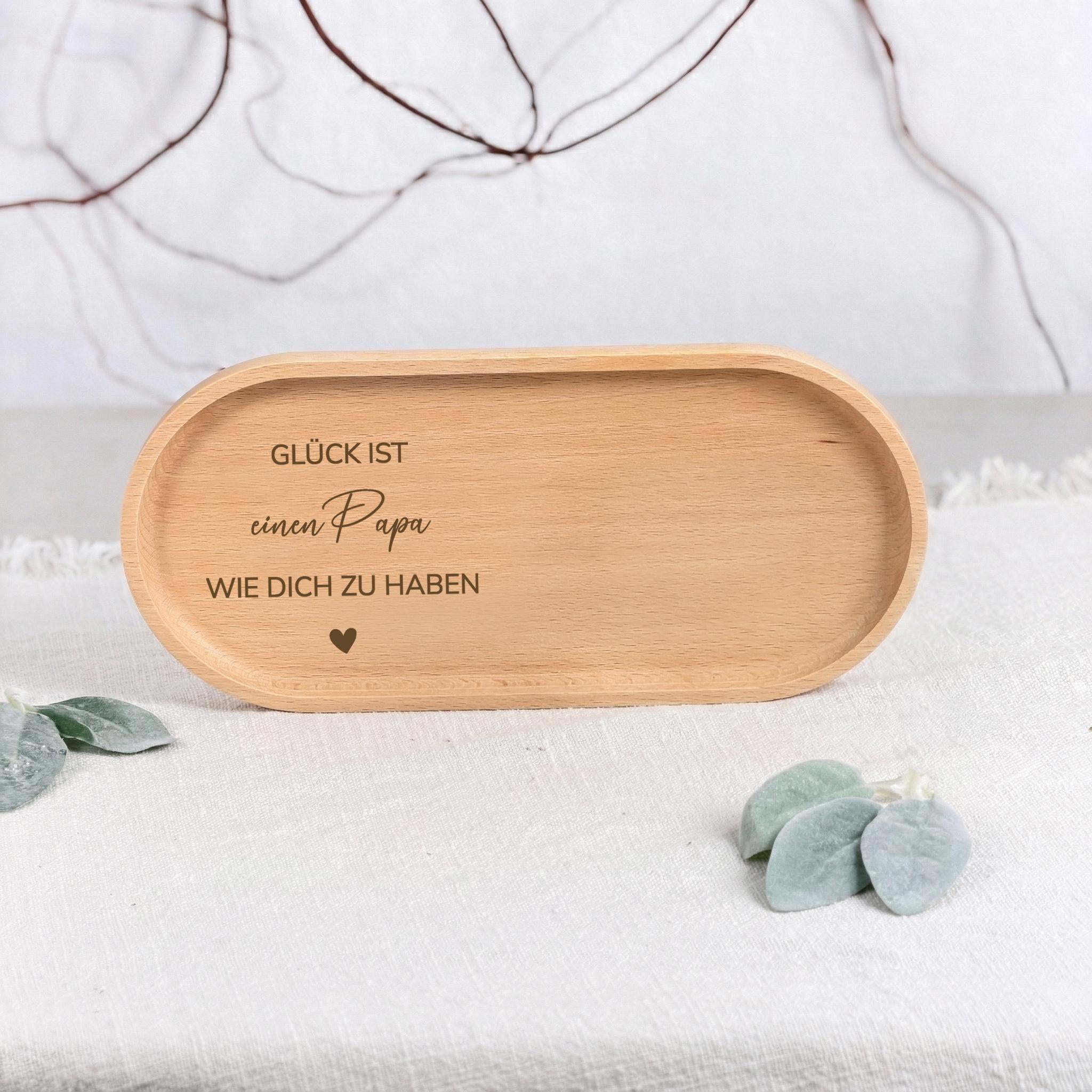 Personalisierte Keramiktasse für Papa im Set mit Holztablett. Dieses Geschenk eignet sich perfekt als Vatertag Geschenk Opa, Geschenk Papa personalisiert oder kleine Aufmerksamkeit mit praktischem Nutzen.
