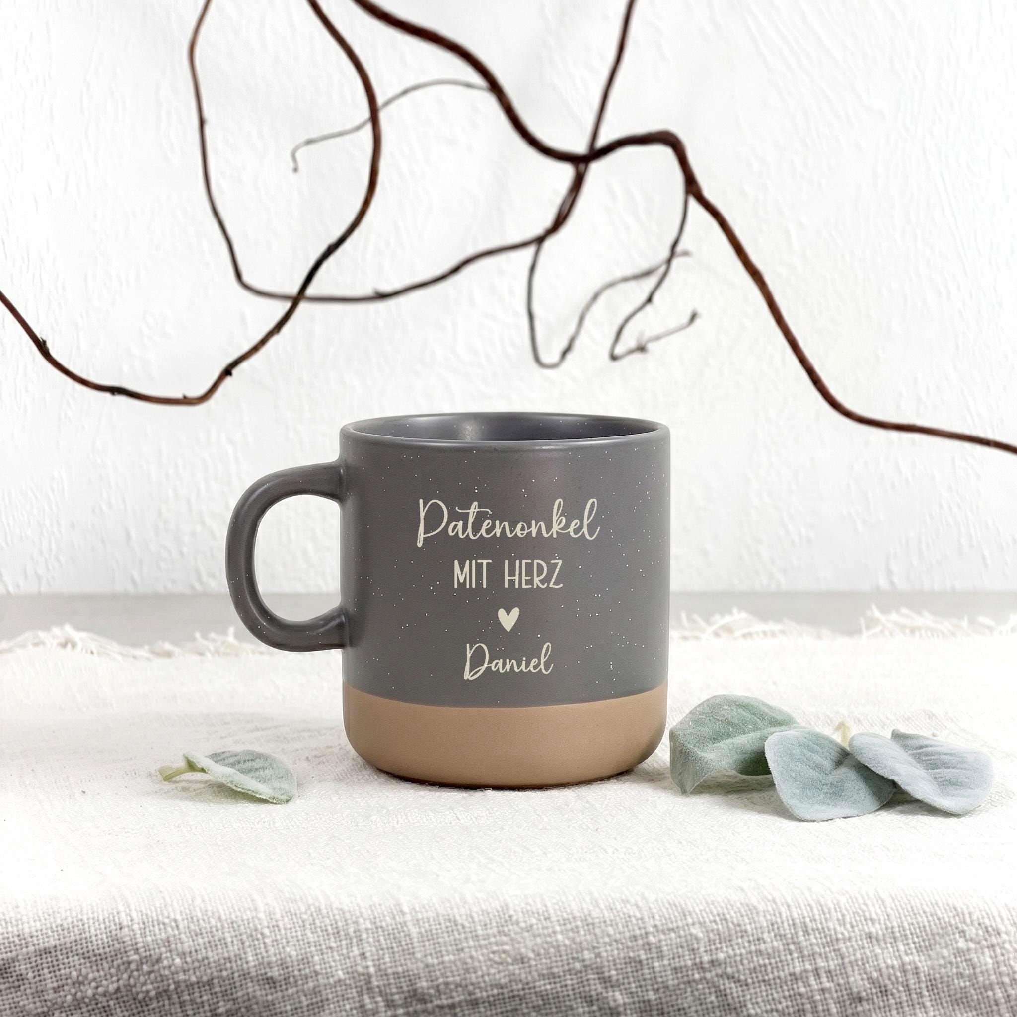 Geschenk für Patenonkel als gravierte Kaffeetasse mit Herz und Name. Diese Tasse eignet sich perfekt zur Taufanfrage, als Taufgeschenk Pate oder als persönliche Aufmerksamkeit mit der Frage „Willst du mein Patenonkel sein?“.