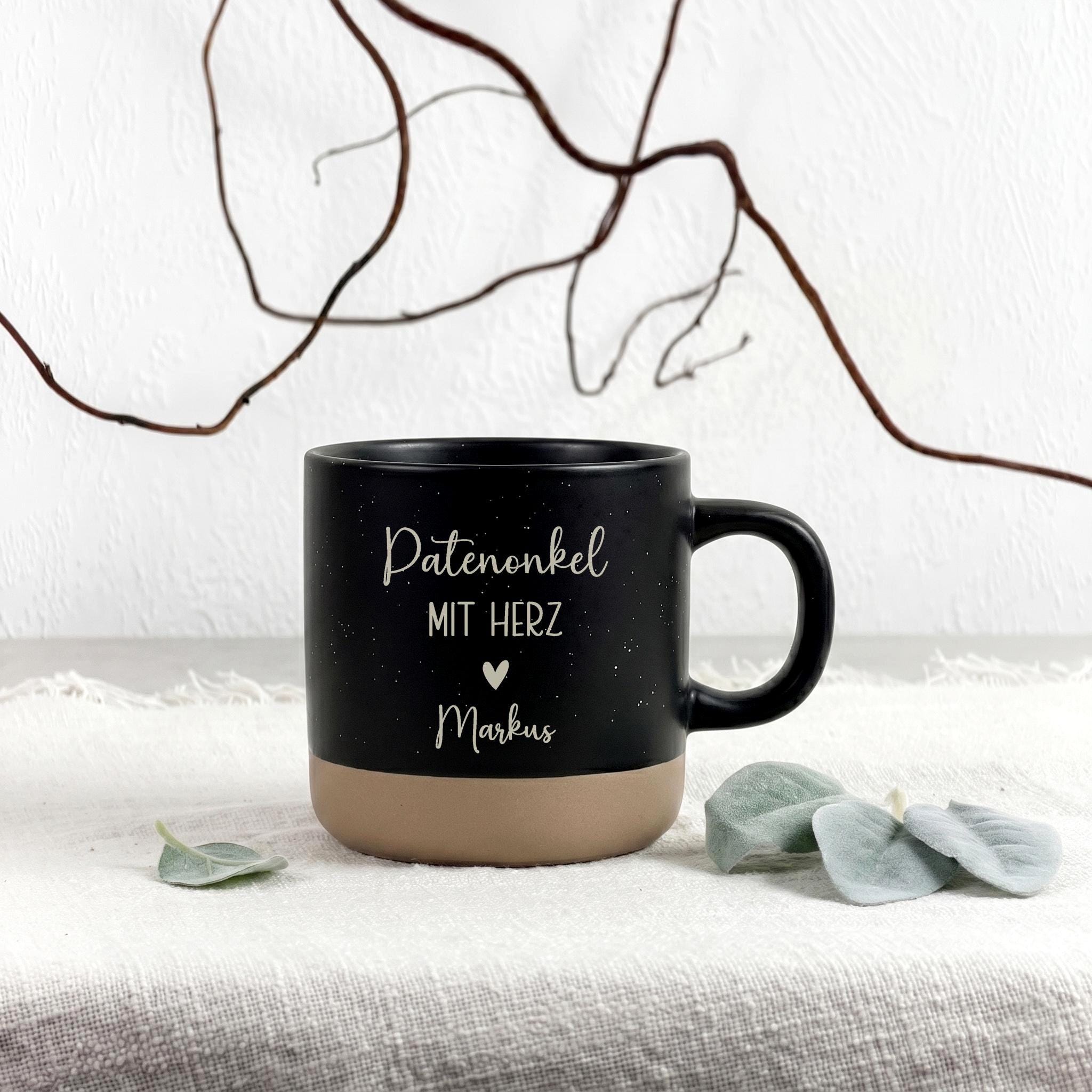 Tasse Patenonkel mit Herz und Name als liebevolle Geschenkidee zur Patenschaftsfrage. Die personalisierte Kaffeetasse mit Gravur und 360 ml Fassungsvermögen eignet sich perfekt für die Frage „Willst du mein Patenonkel sein?“ und macht diesen besonderen Moment unvergesslich. Ideal für Kaffee, Tee oder Kakao im Alltag.