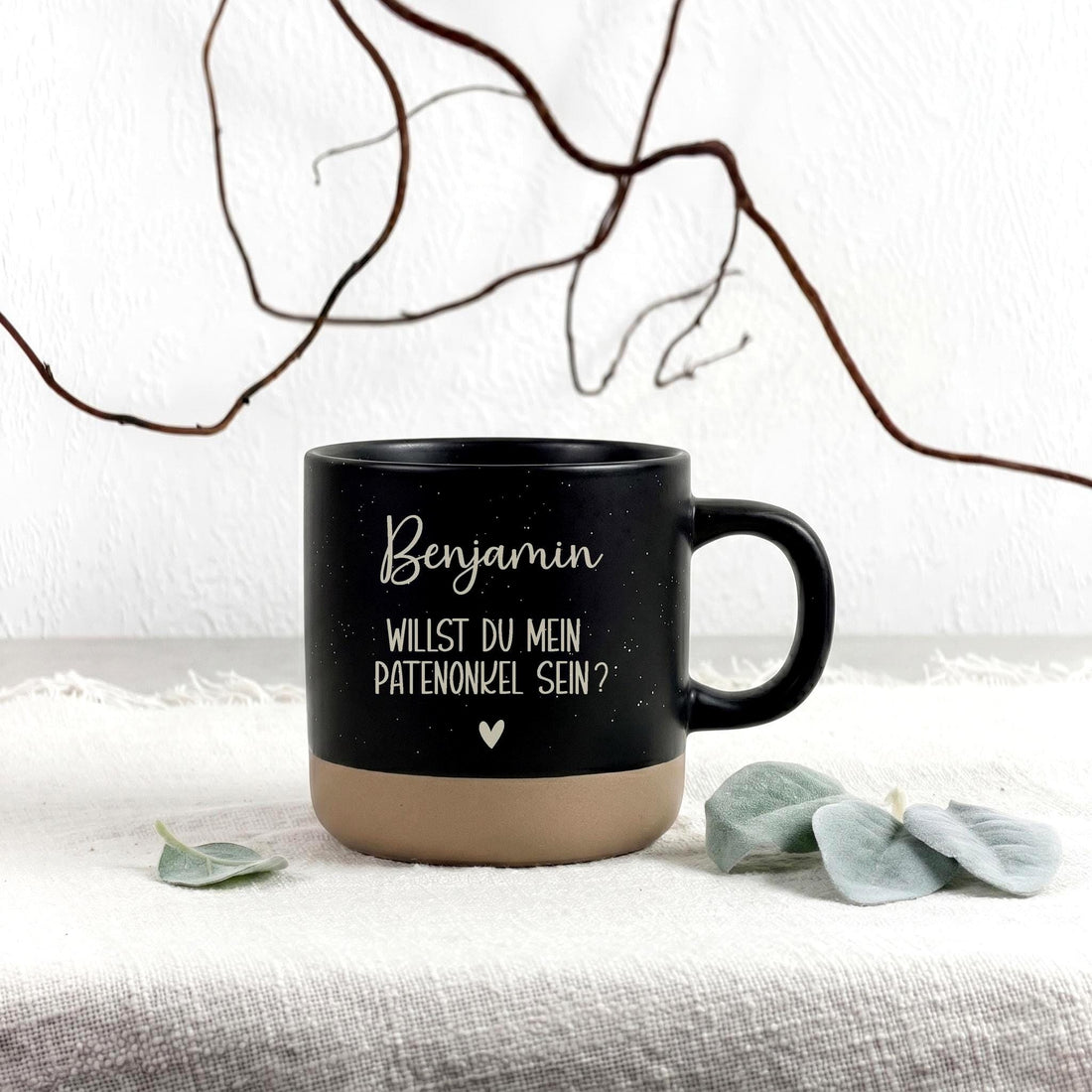 Tasse Patenonkel mit Herz und Name als liebevolle Geschenkidee zur Patenschaftsfrage. Die personalisierte Kaffeetasse mit Gravur und 360 ml Fassungsvermögen eignet sich perfekt für die Frage „Willst du mein Patenonkel sein?“ und macht diesen besonderen Moment unvergesslich. Ideal für Kaffee, Tee oder Kakao im Alltag.