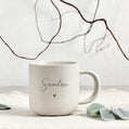 Abschiedsgeschenk Erzieherin mit Herz als personalisierte Kaffeetasse mit Tablett. Diese Tasse personalisiert mit Gravur ist ein ideales Kindergarten Abschied Geschenk. Geschenkset Tasse mit Tablett eignet sich als Dankeschön Geschenk Lehrer oder Lehrerin. Perfekt als personalisierte Tasse mit Name und als Geschenkidee Kita Abschied für Tagesmutter oder Erzieherin.