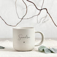 Hebamme Geschenk mit Herz als personalisierte Kaffeetasse mit Name und Tablett. Dieses Geschenkset eignet sich ideal als Danke Hebamme Abschiedsgeschenk oder als Geschenk Geburt personalisiert. Die Tasse personalisiert mit Gravur ist perfekt für Geburtshelferin oder Doula und bietet eine liebevolle Erinnerung an eine besondere Zeit rund um die Geburt.