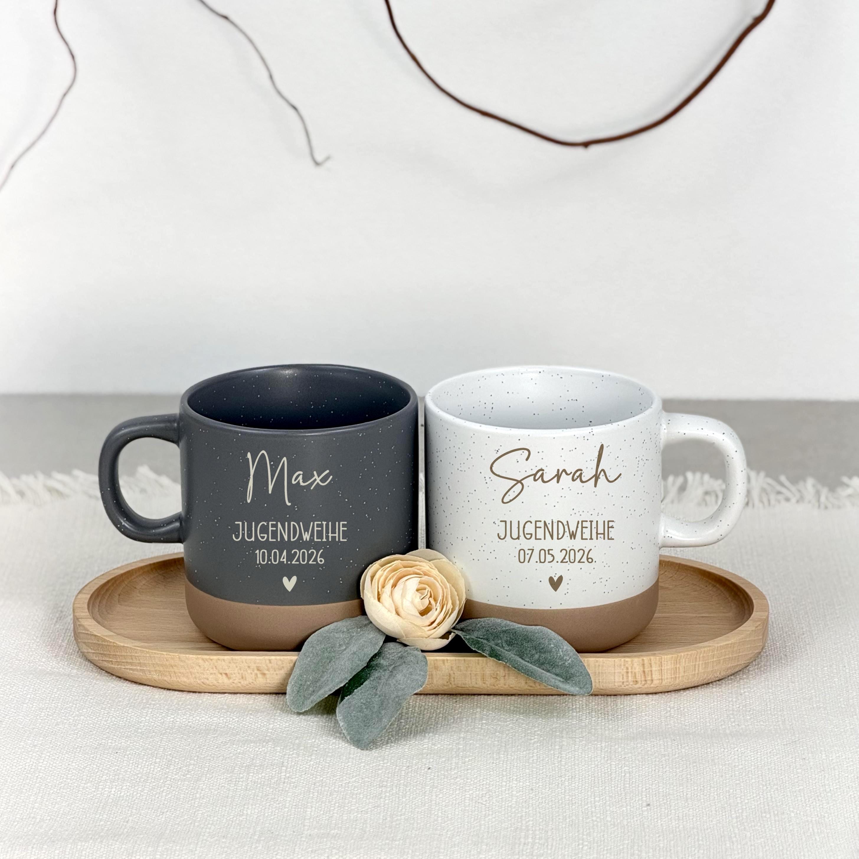 Jugendweihe personalisiert als Tasse mit Name. Die hochwertige Keramiktasse ist eine originelle Geschenkidee für Teenager Mädchen oder Jungen und bleibt als schöne Erinnerung an die Jugendweihe erhalten.