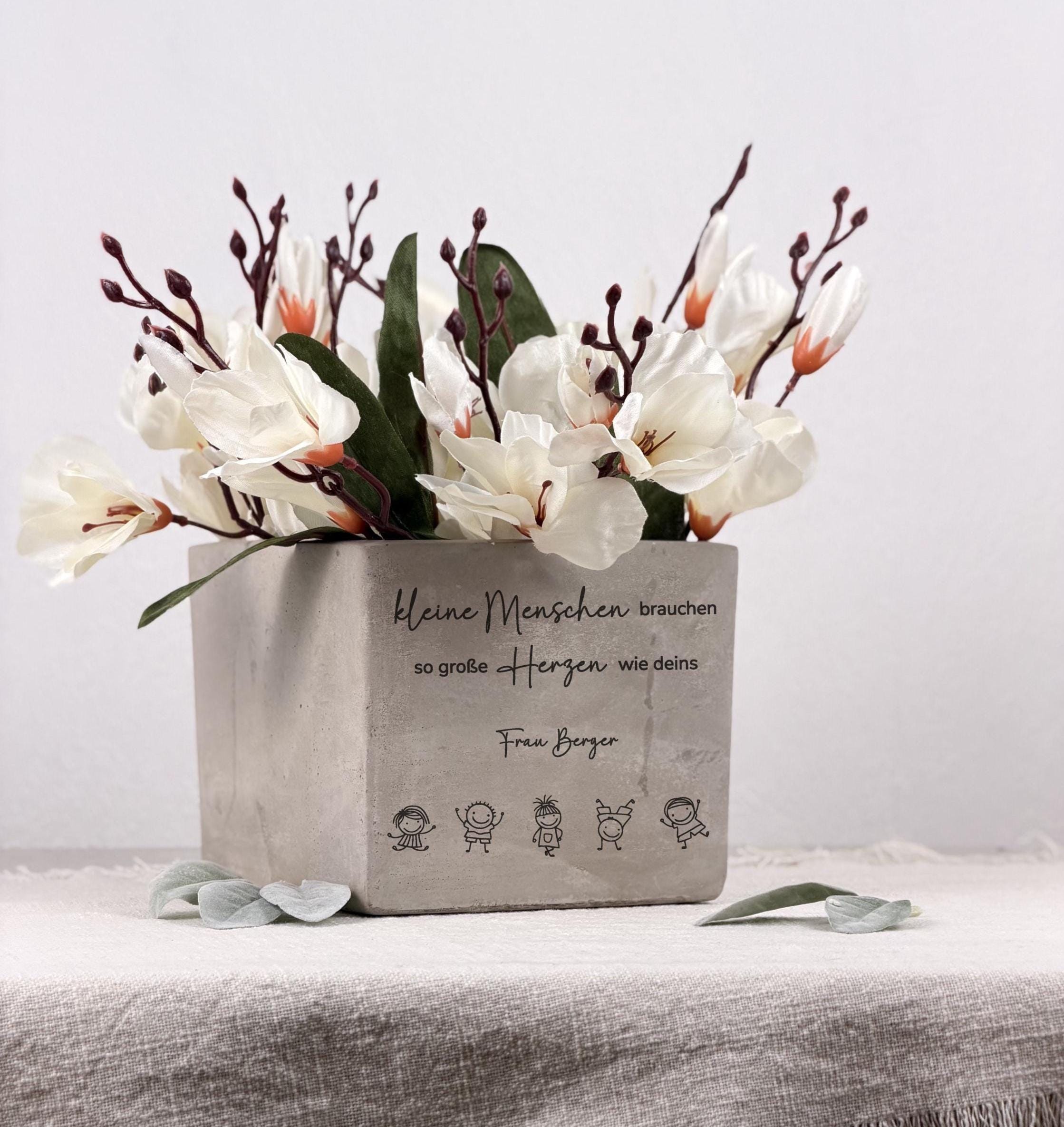 Blumentopf personalisiert als Abschiedsgeschenk für Erzieherin mit liebevollem Spruch. Dieses besondere Geschenk eignet sich ideal für Kindergarten, Kita oder Schule und bleibt als schöne Erinnerung lange erhalten.