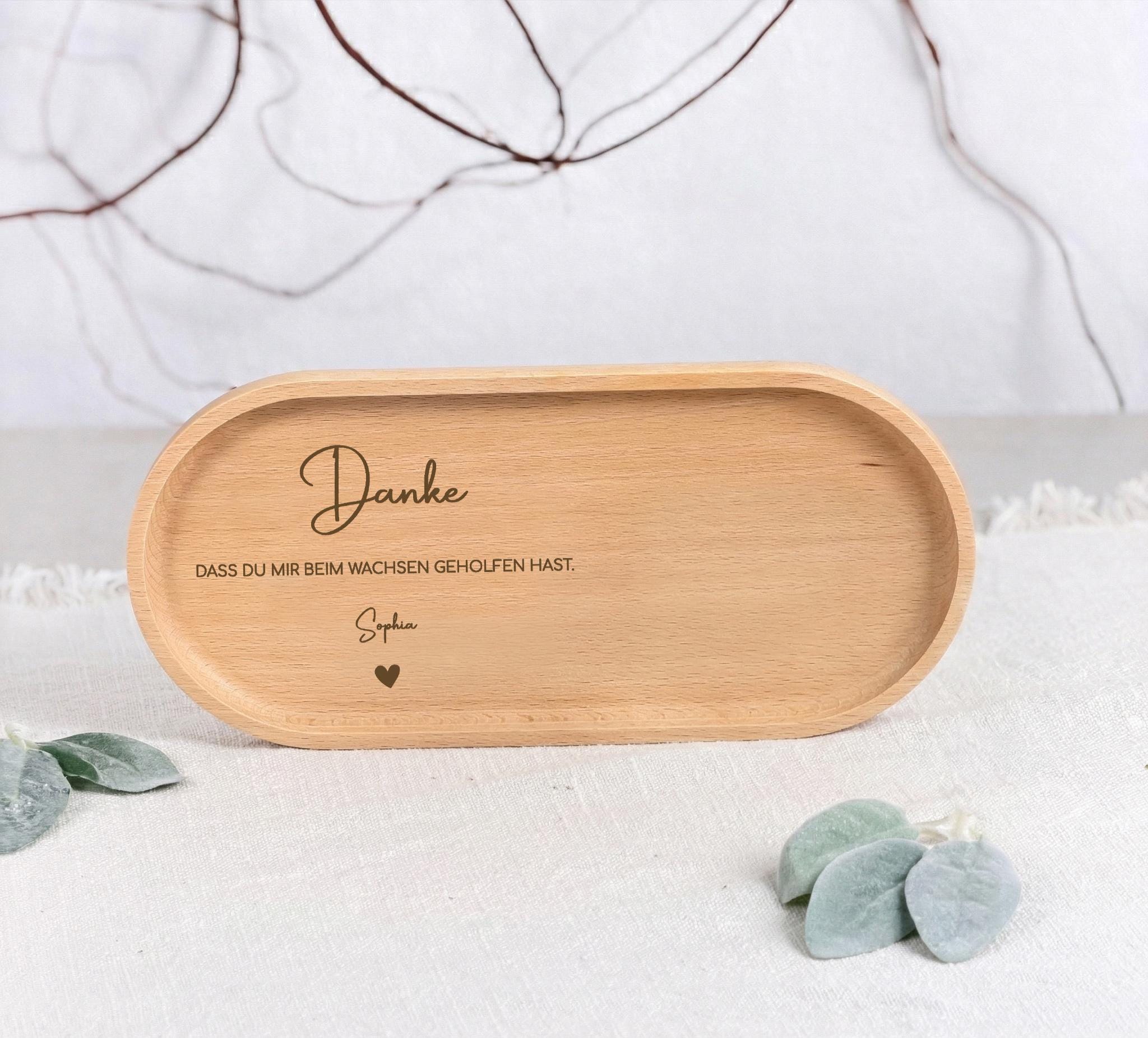 Abschiedsgeschenk Erzieherin als Keramiktasse Kaffeebecher mit Tablett. Diese Tasse personalisiert mit Gravur ist ein liebevolles Kindergarten Abschied Geschenk. Geschenkset Tasse mit Tablett eignet sich als Dankeschön Geschenk Lehrer oder als Geschenk für Tagesmutter.