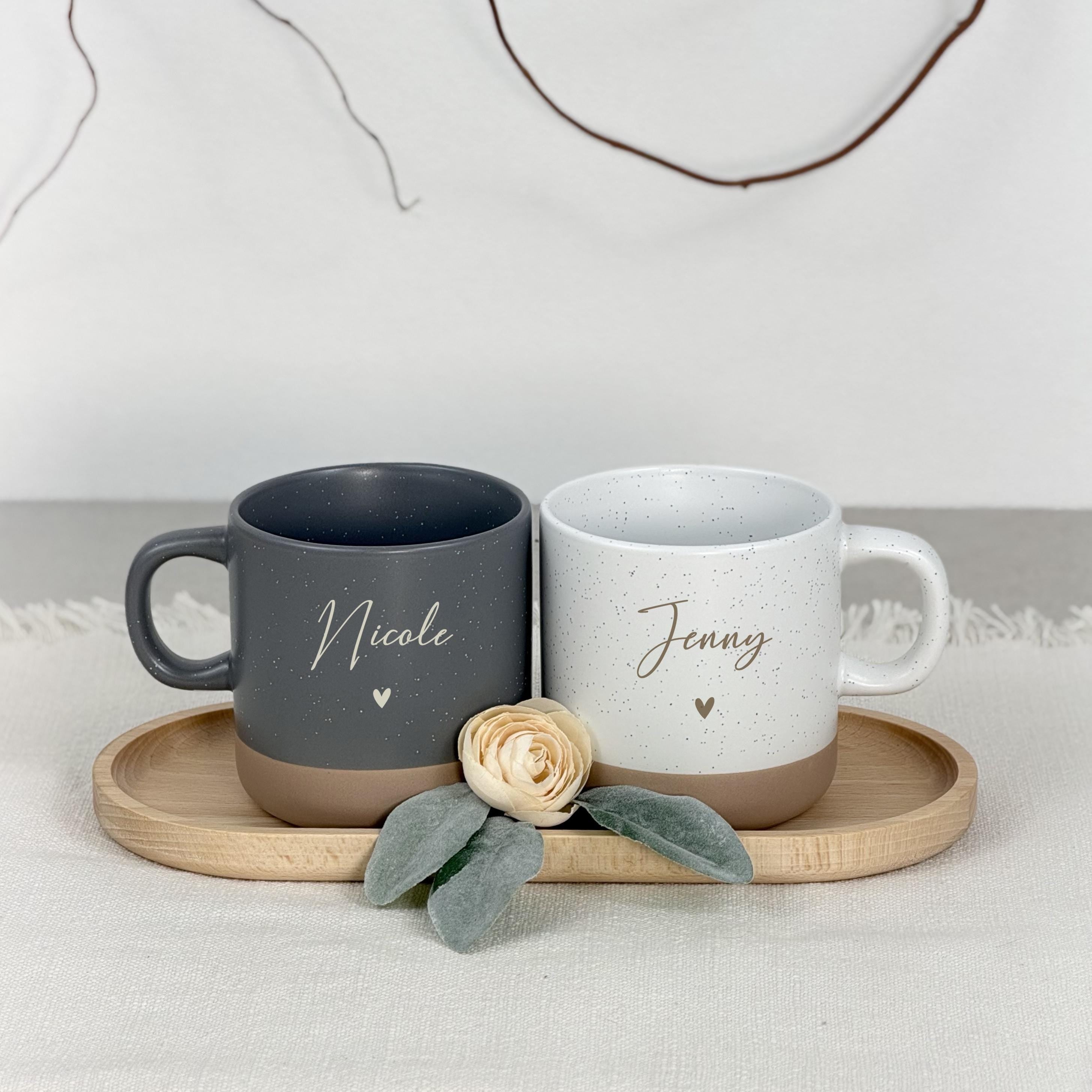 Kaffeetasse personalisiert für Hebamme als Geschenkset mit Tablett. Diese personalisierte Tasse mit Name ist perfekt als Danke Hebamme Geschenk oder Abschiedsgeschenk Hebamme. Ideal als Geschenk Geburt personalisiert oder kleines Geschenk für Doula. Die hochwertige Keramiktasse eignet sich für Kaffee oder Tee und ist eine besondere Geschenkidee.