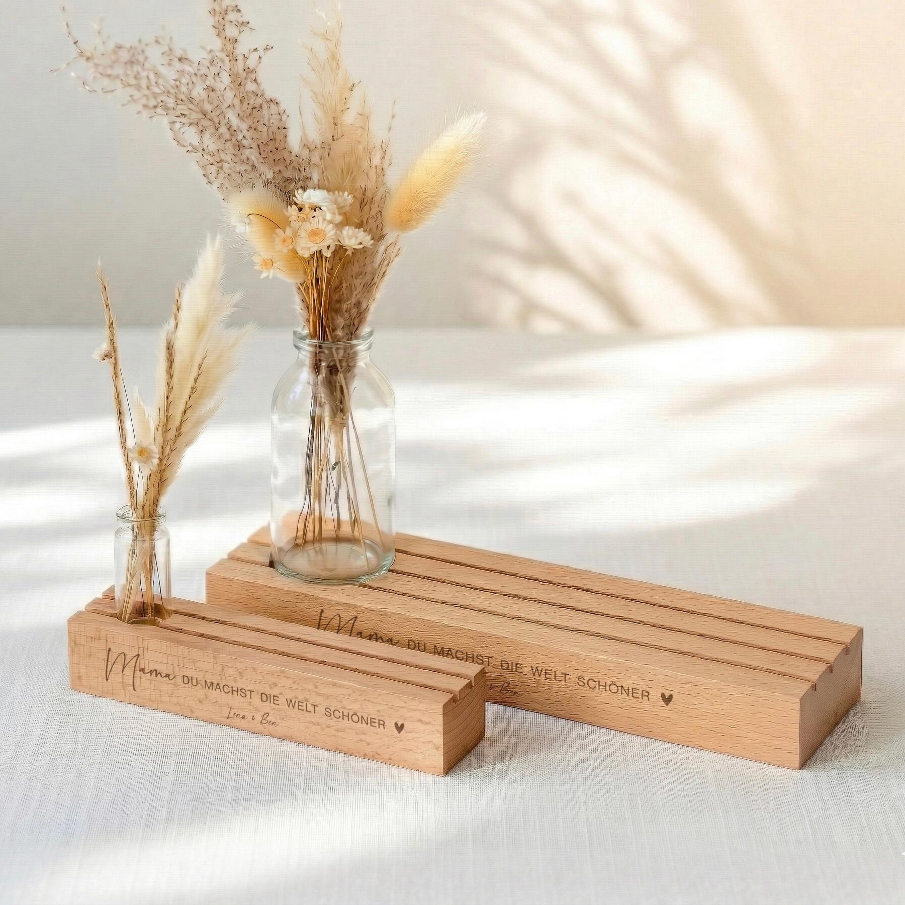 Fotoleiste mit Spruch als Kartenhalter personalisiert mit Vase und Trockenblumen. Diese Bilderleiste Buchenholz ist eine schöne Geschenkidee für Mama oder Oma. Kartenständer mit Gravur eignet sich als Muttertagsgeschenk oder Geburtstagsgeschenk Mama und bietet Platz für Fotos, Karten und liebevolle Botschaften.