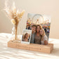 Fotoständer personalisiert als Kartenhalter mit Vase und Trockenblumen. Diese Bilderleiste Buchenholz mit Spruch eignet sich als Geschenk für Mama oder Oma. Kartenständer mit Gravur ist perfekt als Muttertagsgeschenk oder Geburtstagsgeschenk Mama und dekorativer Bilderrahmen.