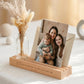 Fotoständer personalisiert als Kartenhalter mit Vase und Trockenblumen aus Buchenholz. Diese Bilderleiste mit Gravur ist ideal als Geschenk Mama personalisiert oder Oma Geschenkidee. Perfekt als Muttertagsgeschenk oder Geburtstagsgeschenk Mama und als dekorative Fotoleiste mit Spruch für Zuhause.