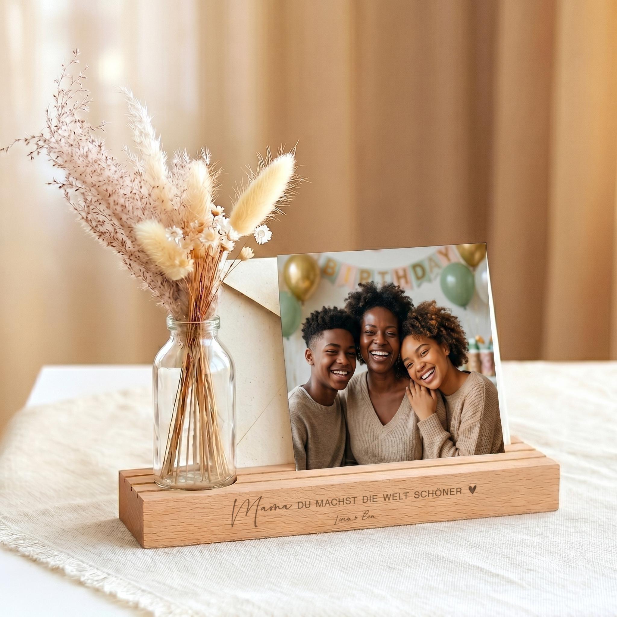 Kartenständer mit Gravur als Kartenhalter personalisiert mit Vase und Trockenblumen. Diese Bilderleiste Buchenholz eignet sich als Muttertagsgeschenk oder Oma Geschenkidee. Perfekt als Geschenk Mama personalisiert und als dekorative Tischdeko.