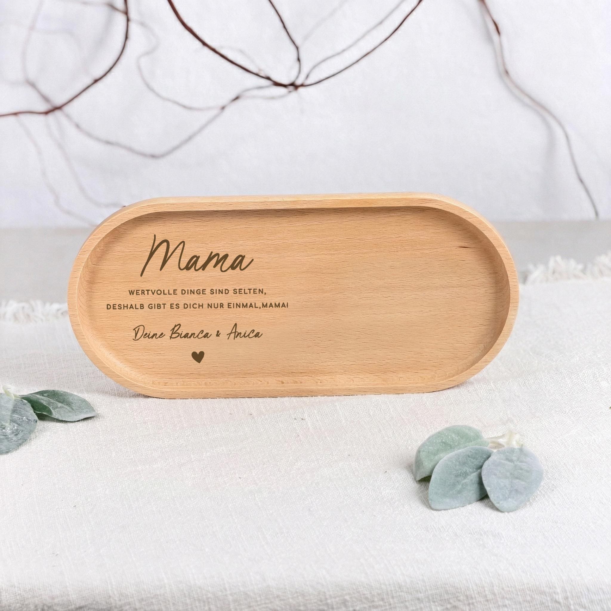 Geschenkset Tasse und Tablett als personalisierte Tasse für Mama mit Name. Diese Keramiktasse personalisiert ist perfekt als Muttertagsgeschenk oder Geburtstagsgeschenk Mama. Die Kombination mit Holztablett Gravur macht dieses Set zu einer besonderen Geschenkidee für Mama, die sowohl dekorativ als auch funktional ist.