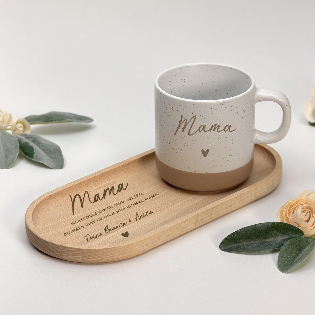 Geschenkset Tasse und Tablett als Keramiktasse personalisiert mit Name für Mama. Diese Teetasse für Mama mit Holztablett Gravur ist eine liebevolle Geschenkidee zum Muttertag oder als Geburtstagsgeschenk Mama. Die personalisierte Tasse eignet sich perfekt für Kaffee oder Tee und ist ein besonderes Geschenk für Mama, das Funktionalität mit emotionalem Wert verbindet und lange Freude bereitet.
