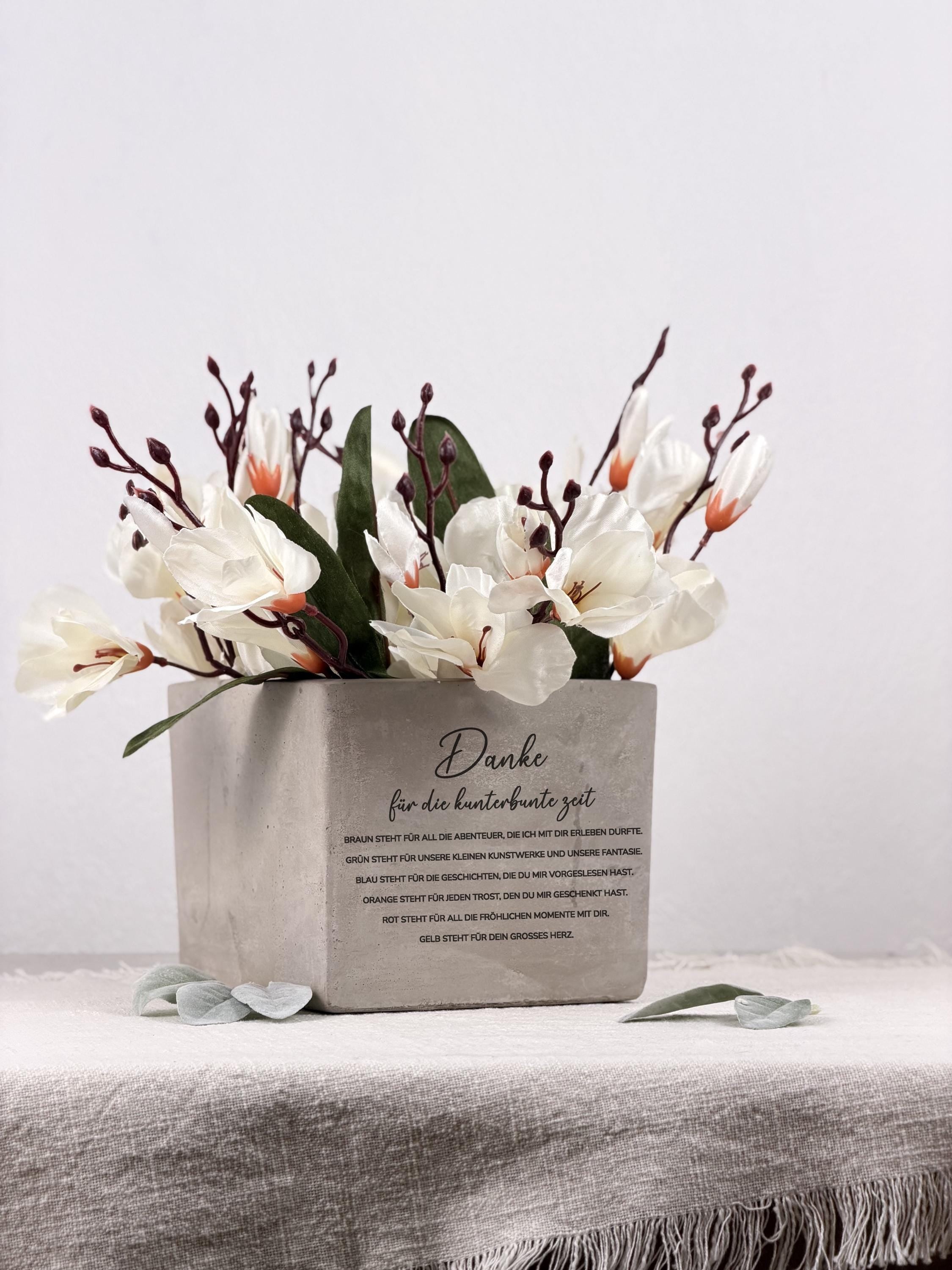 Blumentopf personalisiert mit Gravur als Dankeschön Geschenk für Erzieherin oder Lehrerin. Dieses dekorative Geschenk ist ideal für den Kita Abschied, Kindergarten Abschluss oder als Erinnerungsgeschenk von Kindern und Eltern mit persönlicher Note.