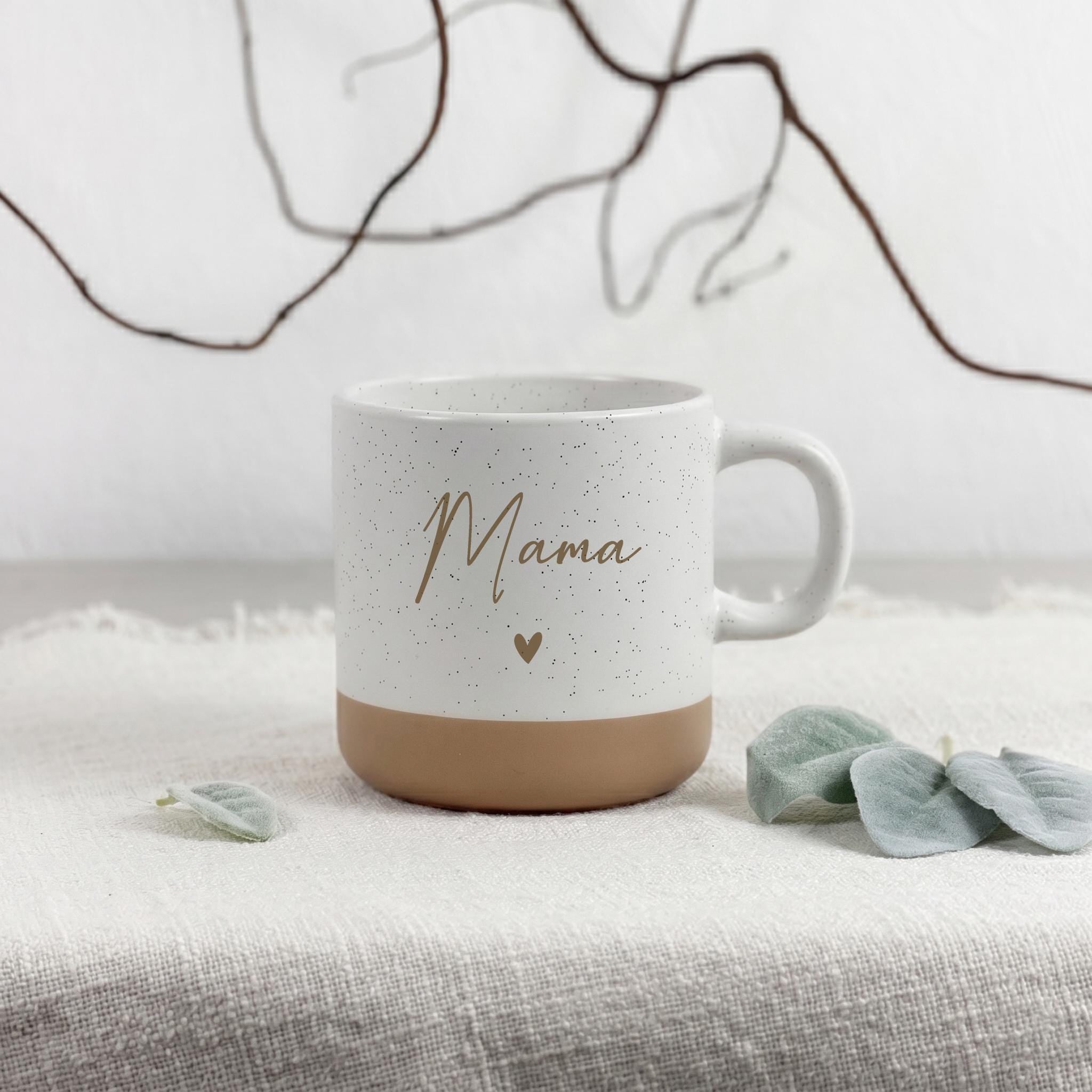 Teetasse personalisiert für Mama als Geschenkset Tasse und Tablett. Diese Keramiktasse mit Name wird mit einem Holztablett Mama Gravur kombiniert und eignet sich perfekt als Muttertagsgeschenk oder Geburtstagsgeschenk Mama. Ein individuelles Geschenk für Mama, das durch seine persönliche Gestaltung und natürliche Materialien überzeugt.