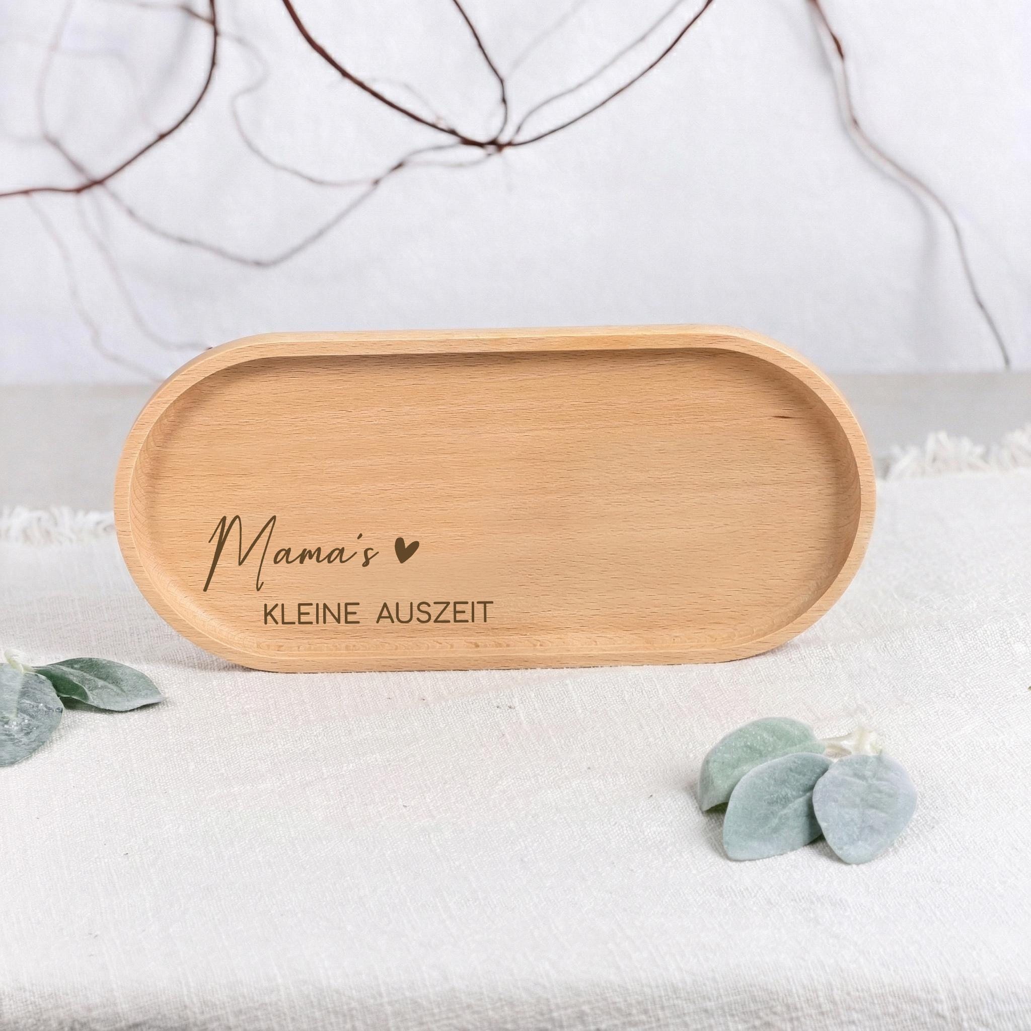 Geschenkset Tasse und Tablett als personalisierte Tasse für Mama mit Name. Diese Keramiktasse personalisiert ist perfekt als Muttertagsgeschenk oder Geburtstagsgeschenk Mama. Die Kombination mit Holztablett Gravur macht dieses Set zu einer besonderen Geschenkidee für Mama, die sowohl dekorativ als auch funktional ist.