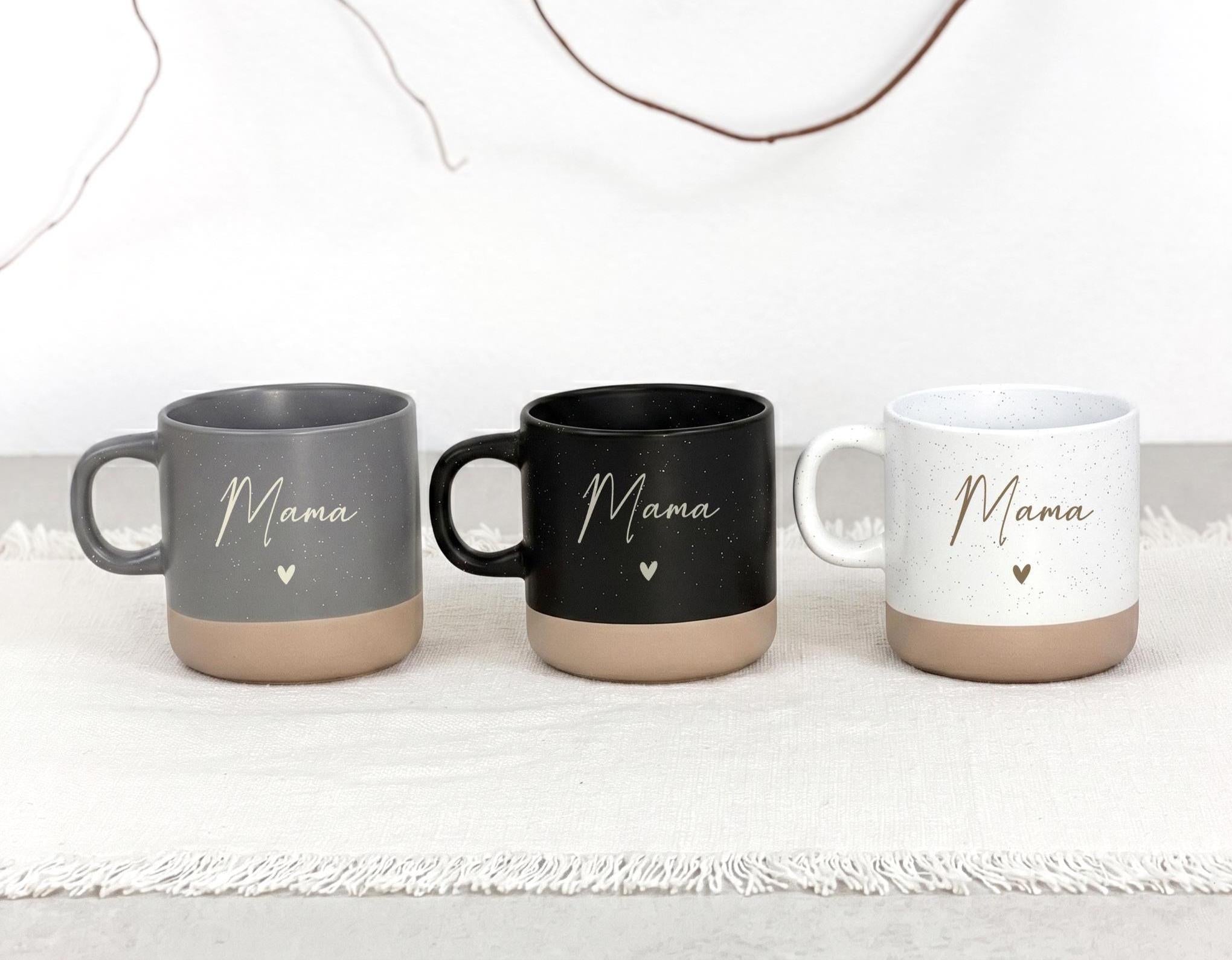Keramiktasse personalisiert mit Name als Geschenkset Tasse und Tablett für Mama. Diese Teetasse für Mama eignet sich als Muttertagsgeschenk oder Mama Geschenkset Geburtstag. Das Holztablett mit Gravur ergänzt die Tasse ideal und schafft ein dekoratives und praktisches Geschenk für Mama mit persönlicher Note.