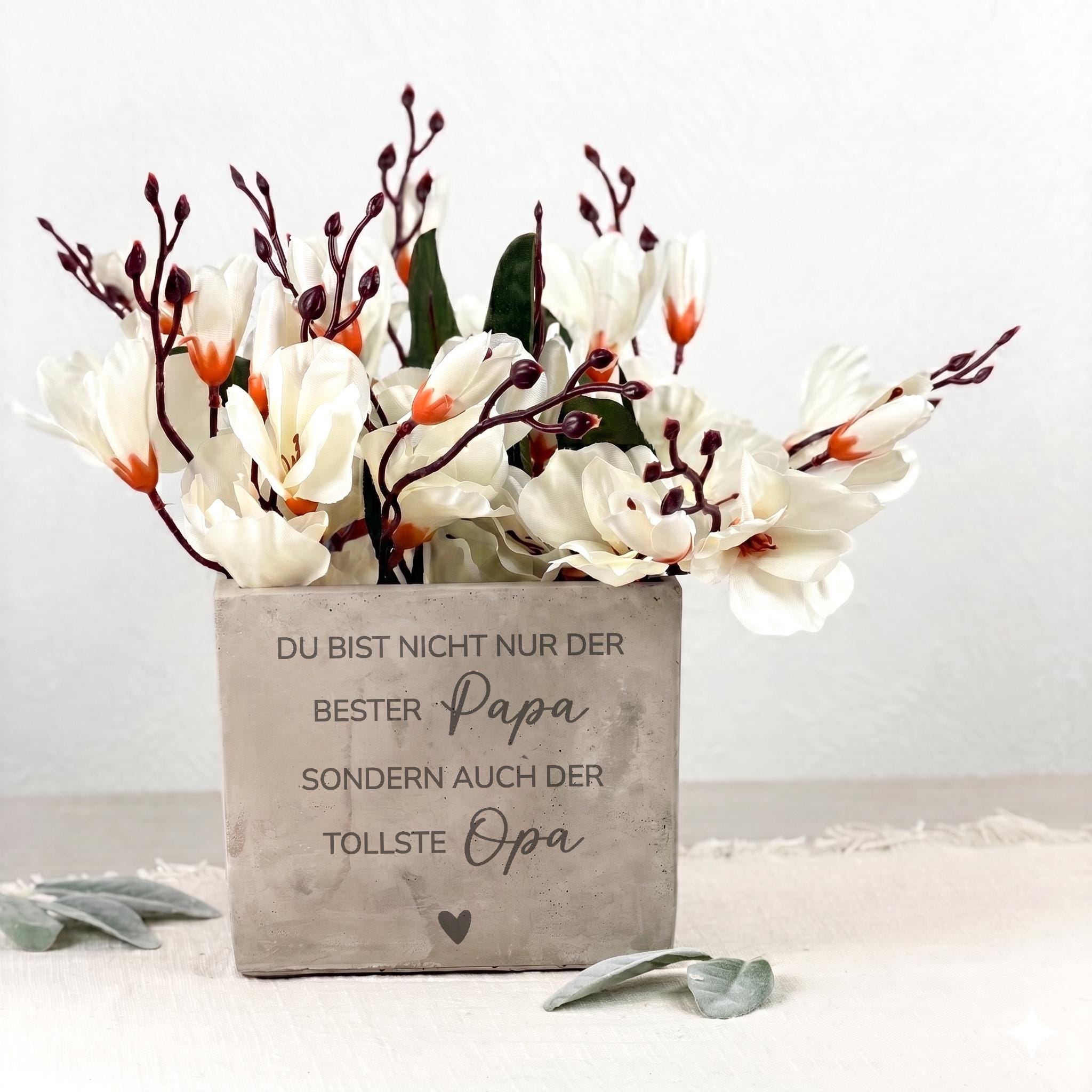 Blumentopf mit Spruch als personalisiertes Vatertagsgeschenk für Papa oder Opa. Der moderne Blumentopf mit Gravur ist eine liebevolle Geschenkidee für Männer und eignet sich perfekt für Pflanzen, Kräuter oder als dekoratives Erinnerungsstück.