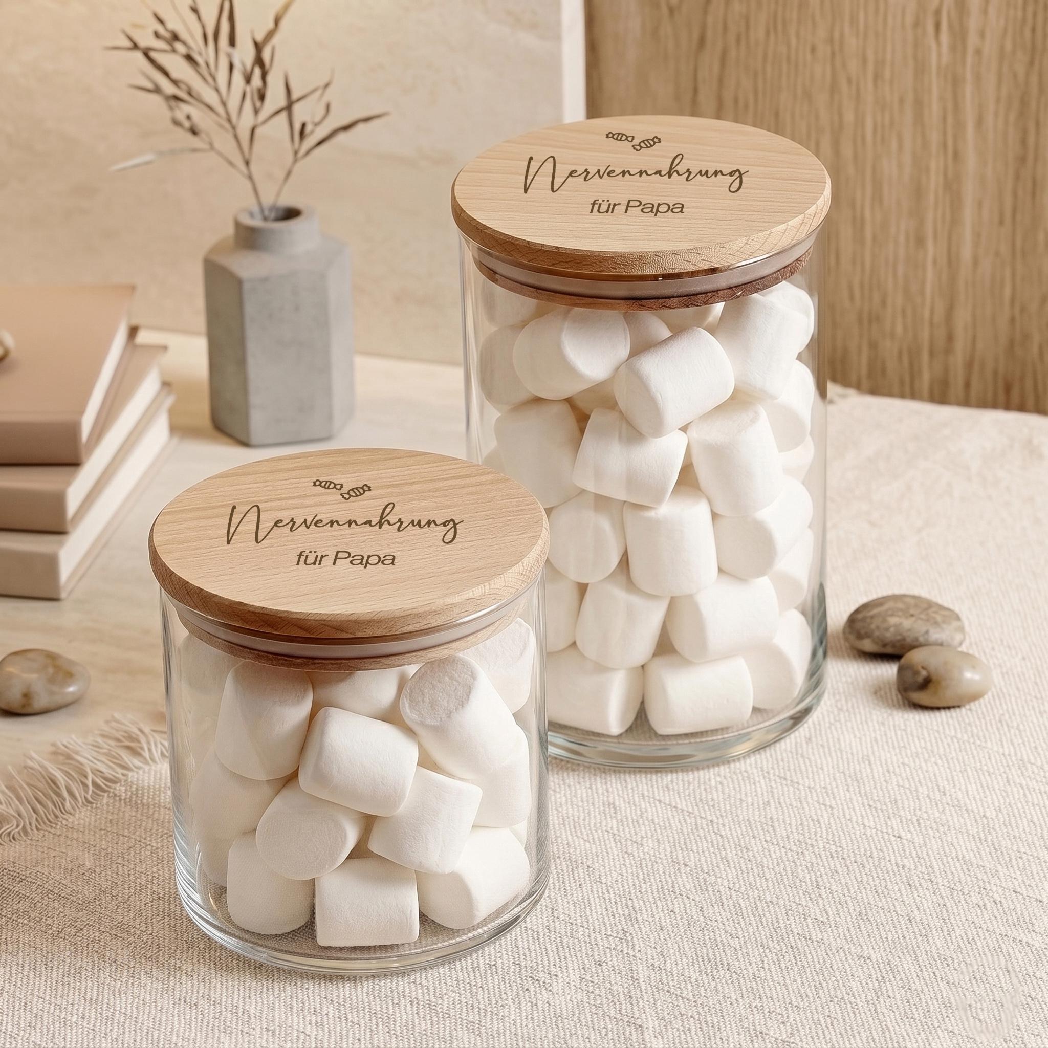 Keksdose mit Gravur als Geschenk für Papa zum Vatertag. Dieses personalisierte Vorratsglas ist ideal als kleines Geschenk für Männer oder Geburtstagsgeschenk Papa personalisiert. Perfekt als Naschglas für Süßigkeiten, Kekse oder Snacks und eine schöne Erinnerung mit individuellem Namen oder Wunschtext.