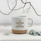 Kaffeetasse „I’m coming to the cottage“ als besonderes Fan Geschenk für Heated Rivalry Liebhaber. Diese Keramiktasse eignet sich perfekt für Leserinnen und Leser, die Enemies to Lovers Storys, Hockey Fan Romance und BookTok Bücher lieben. Ideal für Kaffee, Tee oder als dekorative Lieblingstasse im Alltag.
