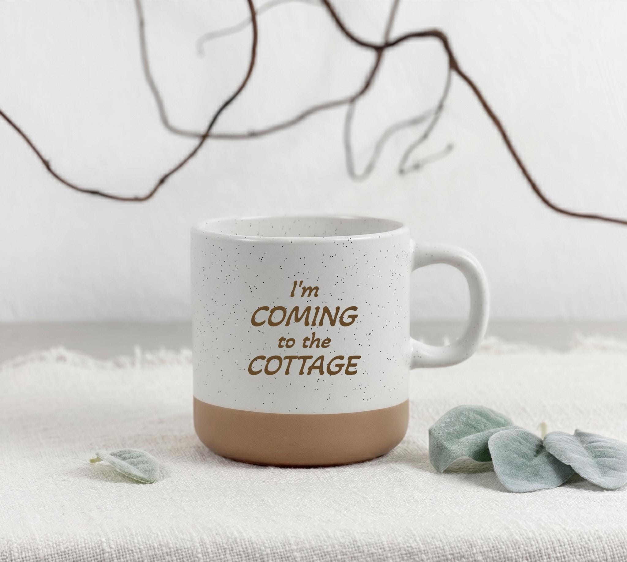 Kaffeetasse „I’m coming to the cottage“ als besonderes Fan Geschenk für Heated Rivalry Liebhaber. Diese Keramiktasse eignet sich perfekt für Leserinnen und Leser, die Enemies to Lovers Storys, Hockey Fan Romance und BookTok Bücher lieben. Ideal für Kaffee, Tee oder als dekorative Lieblingstasse im Alltag.
