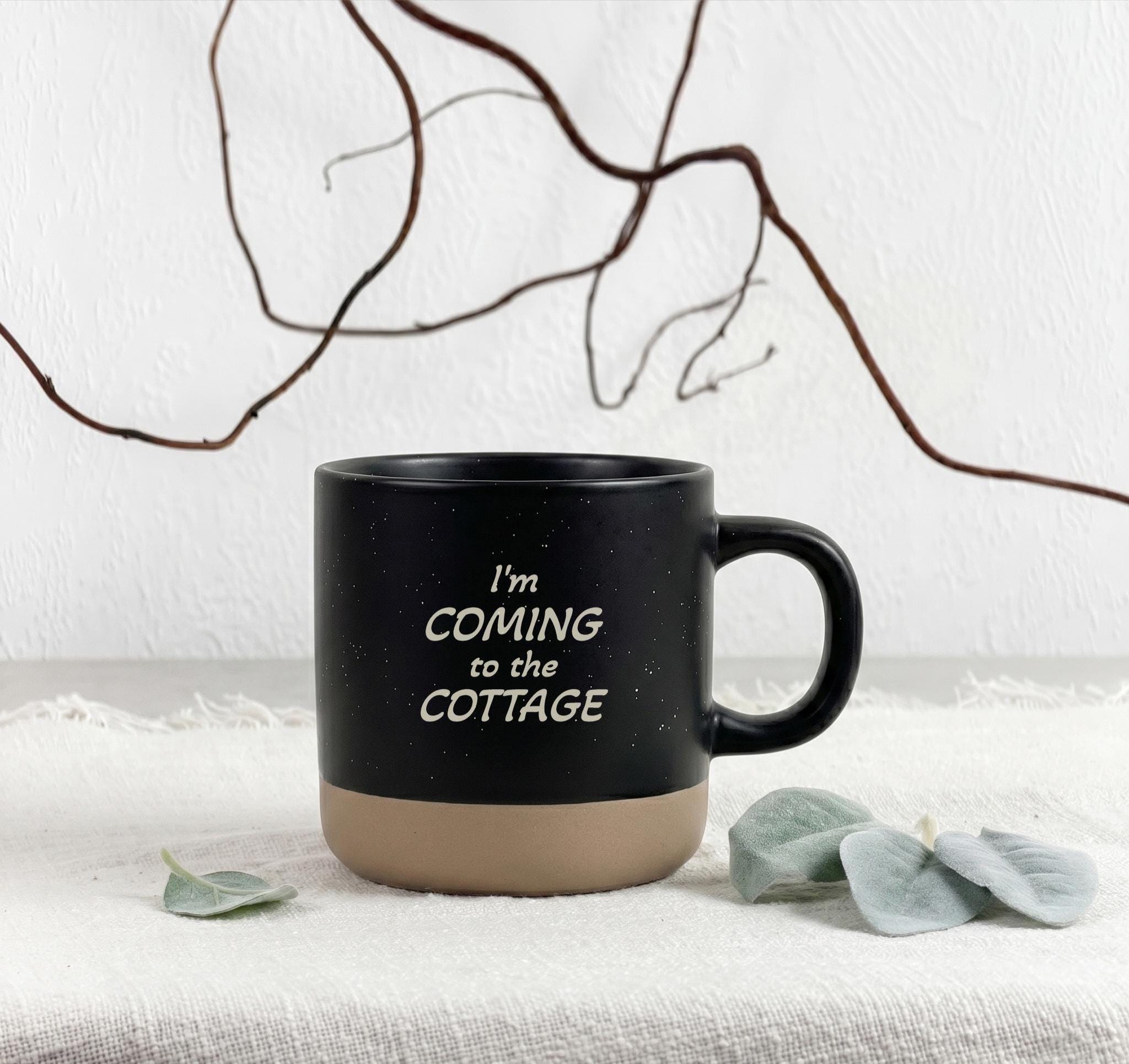 Keramiktasse „I’m coming to the cottage“ als perfektes Geschenk für Fans von Heated Rivalry und Romance Büchern. Diese hochwertige Kaffeetasse ist inspiriert vom bekannten Zitat und ideal für Leserinnen und Leser, die Enemies to Lovers Geschichten, Hockey Romance und emotionale Slow Burn Storys lieben. Perfekt für Kaffee, Tee und gemütliche Lesestunden zuhause oder im Büro.