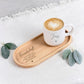 Personalisierte Tasse Geschenk im Set mit Holztablett und Gravur als Geschenk für Freundin. Diese Keramiktasse mit Namen ist ideal als Geburtstagsgeschenk Freundin oder Freundschaft Mug. Das Geschenkset Tasse und Tablett verbindet praktische Nutzung mit emotionalem Wert und ist perfekt für Kaffee, Tee oder Kakao zuhause oder im Büro.