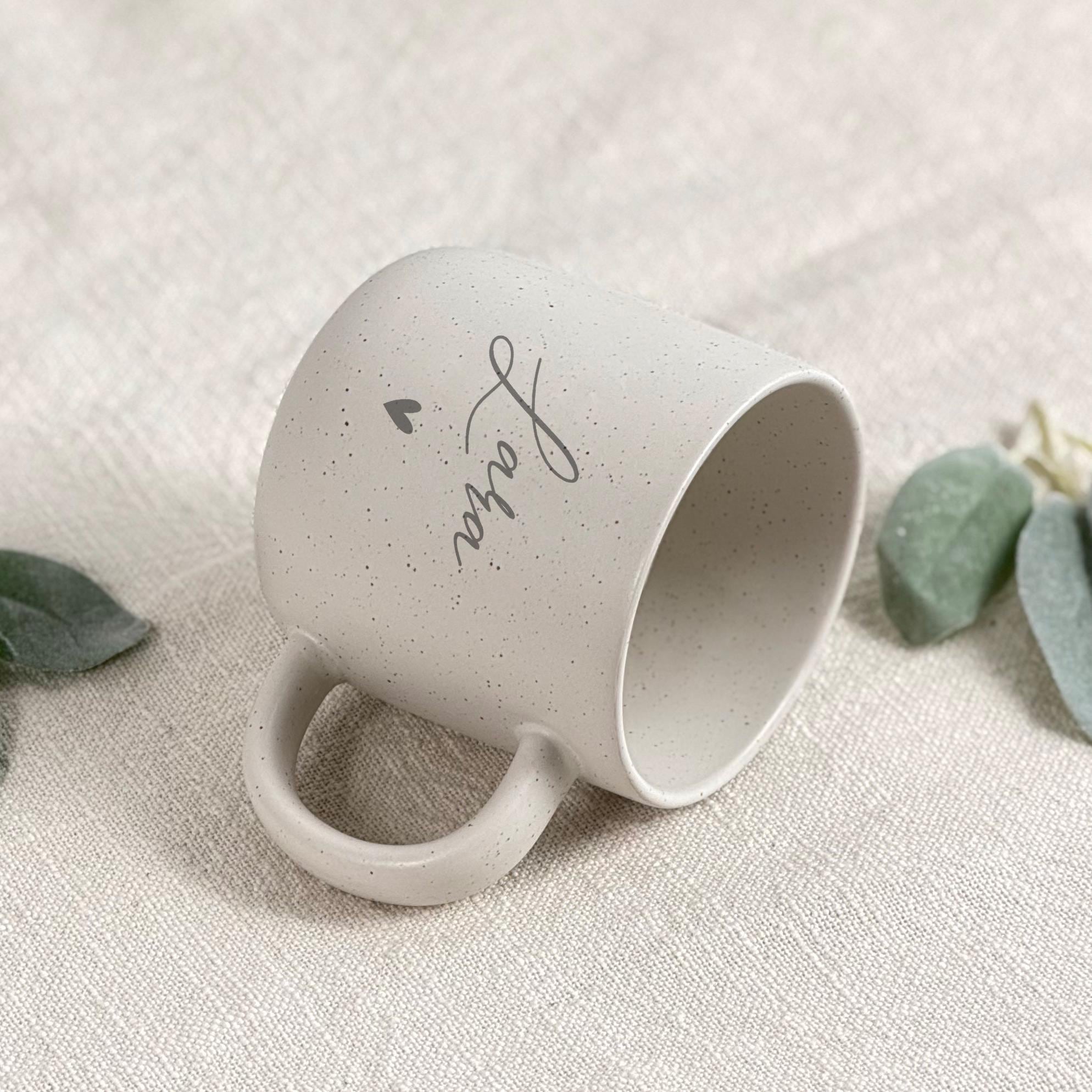Personalisierte Tasse Geschenk als Geschenkset mit Tablett für Freundin oder beste Freundin. Diese Keramiktasse mit Namen eignet sich als Geburtstagsgeschenk Frau oder Freundschaft Mug. Das Holztablett mit Gravur macht das Set besonders dekorativ und alltagstauglich.
