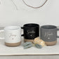 Individuelle Teetasse Geschenk mit personalisierter Keramiktasse und Holztablett. Dieses Geschenkset ist ideal als Geschenk für Freundin, Freundschaft Mug oder Geburtstagsgeschenk Frau. Die Tasse mit Namen sorgt für eine persönliche Note und das Tablett ergänzt das Set stilvoll und praktisch.