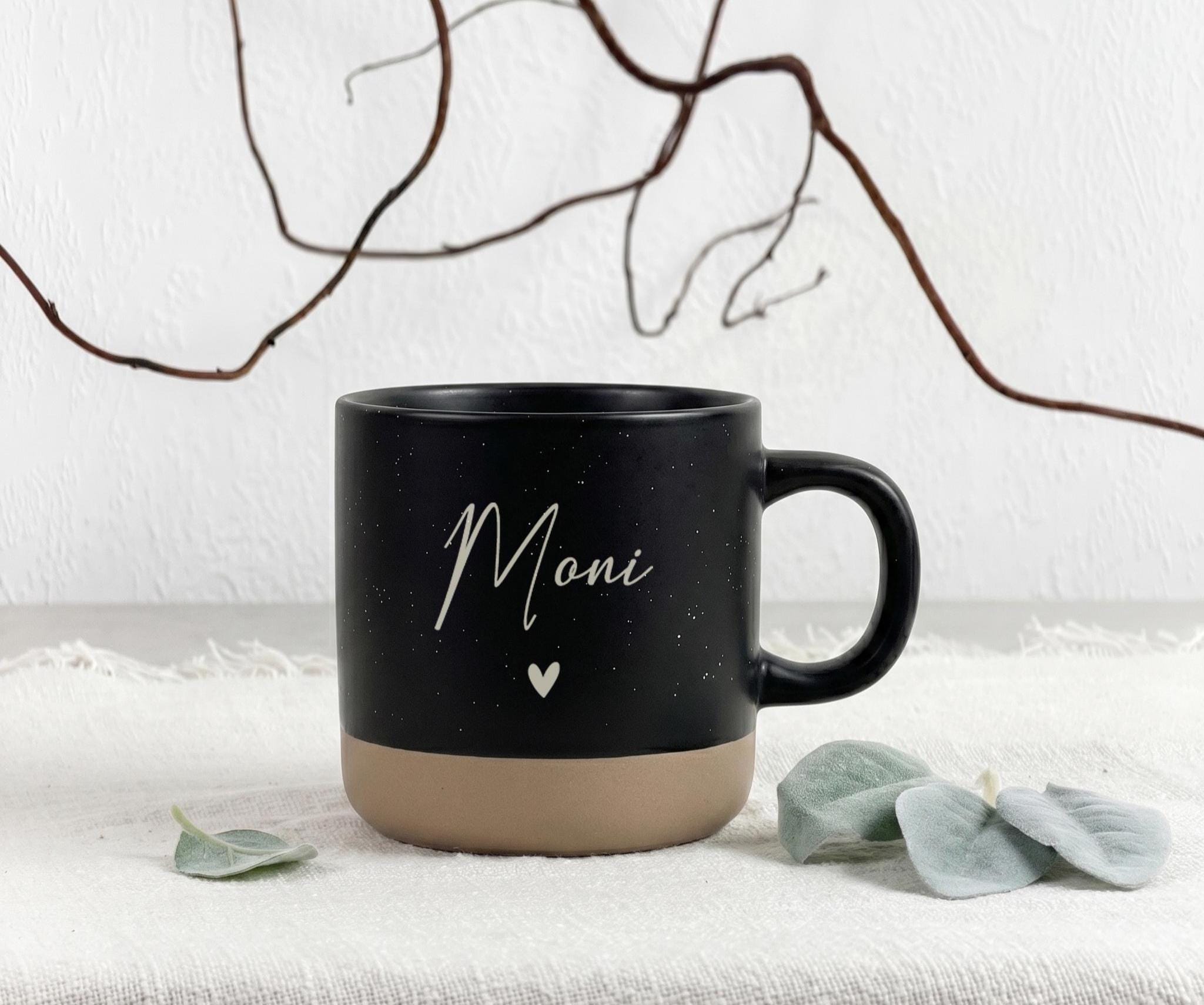 Individuelle Geschenke Tasse als Geschenkset Tasse und Tablett mit Keramiktasse und Namen. Dieses liebevolle Set eignet sich perfekt als Geburtstagsgeschenk Frau, Geschenk für Freundin oder beste Freundin. Das Holztablett mit Gravur sorgt für eine besondere und dekorative Präsentation.