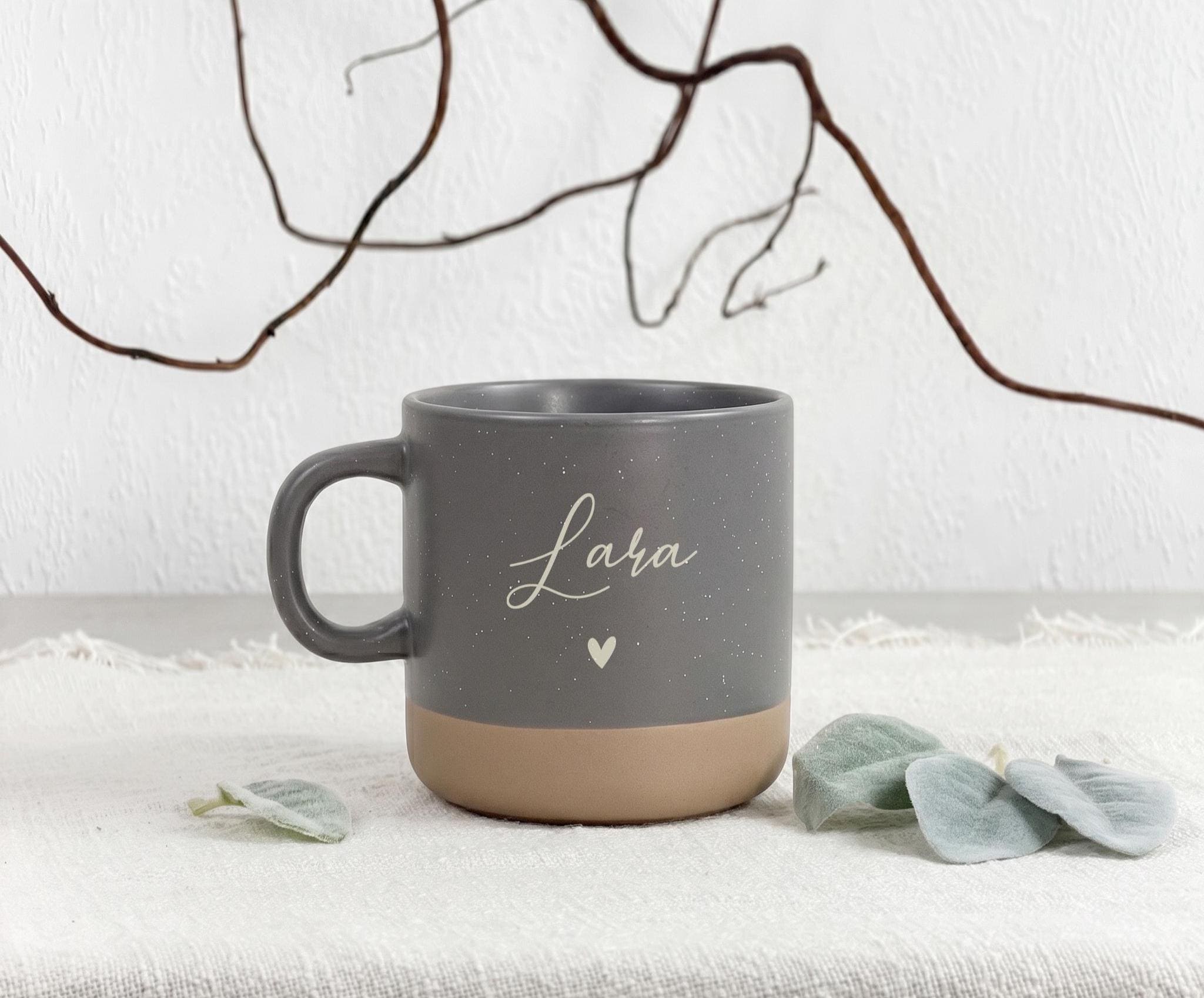 Geschenkset Tasse und Tablett mit Keramiktasse personalisiert und Namen. Dieses Set eignet sich als Geschenk für Freundin, beste Freundin oder Schwester. Perfekt als Geburtstagsgeschenk Frau, Freundschaft Mug oder personalisierte Geschenkidee mit stilvollem Holztablett.