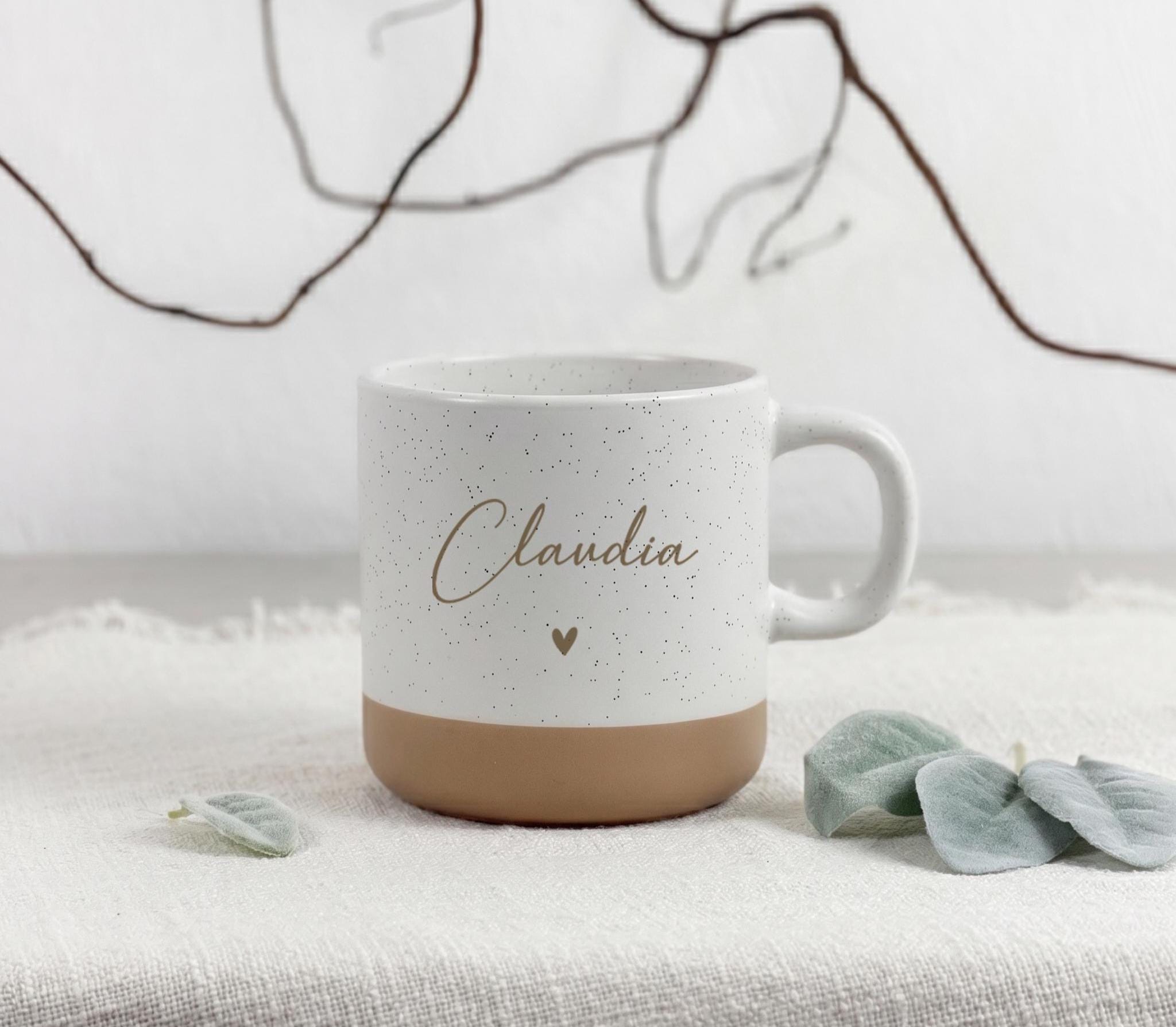 Kaffeetasse personalisierbar im Geschenkset mit Holztablett und Gravur. Diese Tasse mit Namen ist ideal als Geschenk für Freundin oder Geburtstagsgeschenk Freundin. Das hochwertige Set verbindet Funktionalität mit persönlicher Gestaltung und ist eine schöne Freundschaft Geschenkidee.