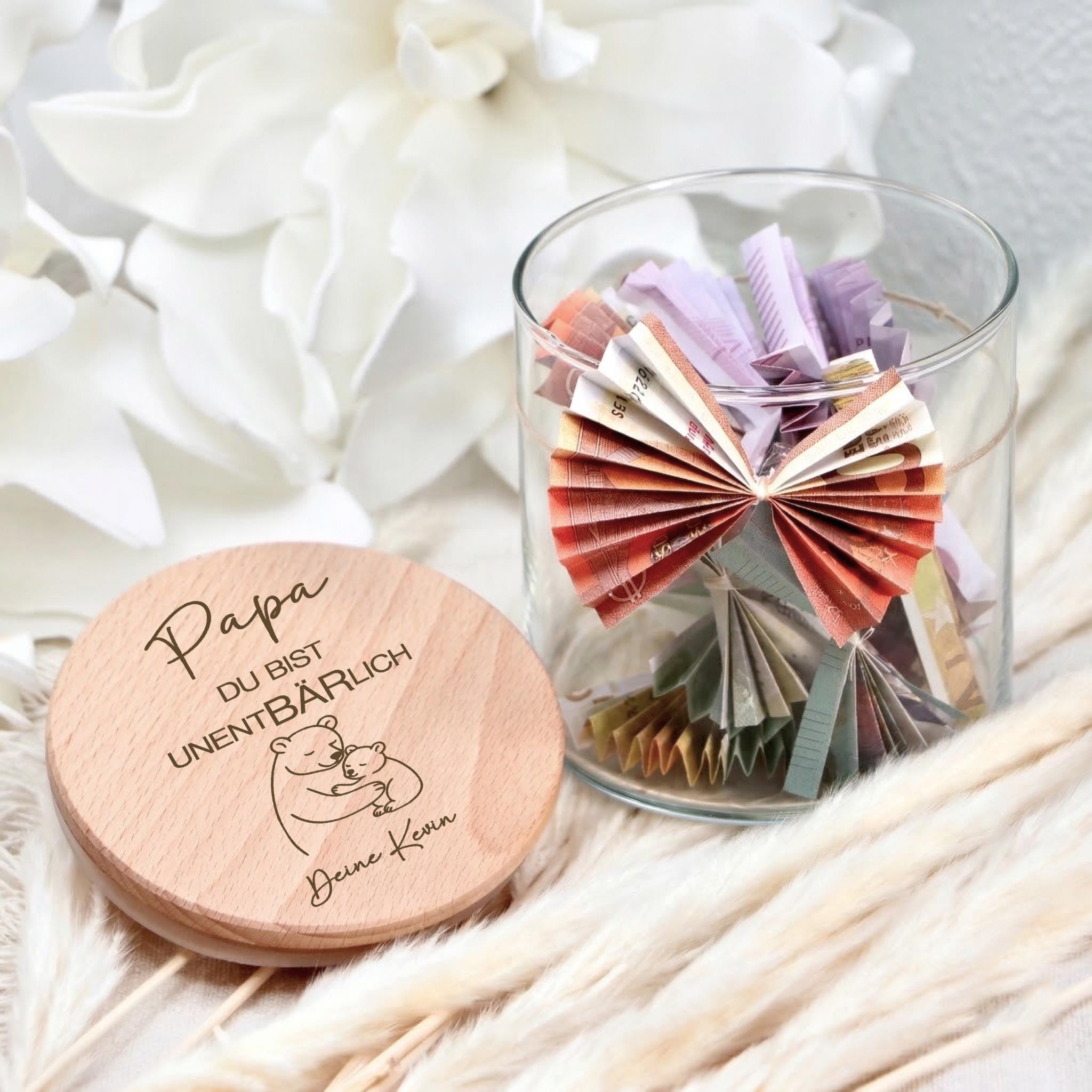 Keksdose mit Gravur als Geschenk für Papa zum Vatertag. Dieses personalisierte Vorratsglas ist ideal als kleines Geschenk für Männer oder Geburtstagsgeschenk Papa personalisiert. Perfekt als Naschglas für Süßigkeiten, Kekse oder Snacks und eine schöne Erinnerung mit individuellem Namen oder Wunschtext.