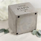 Personalisiertes Papa Geschenk als Blumentopf in Betonoptik mit Namen oder Wunschtext. Dieses Geschenk für Papa eignet sich als Vatertagsgeschenk oder Geburtstagsgeschenk Papa. Perfekt für Blumen, Kräuter oder kleine Pflanzen und eine dekorative Überraschung für Zuhause.