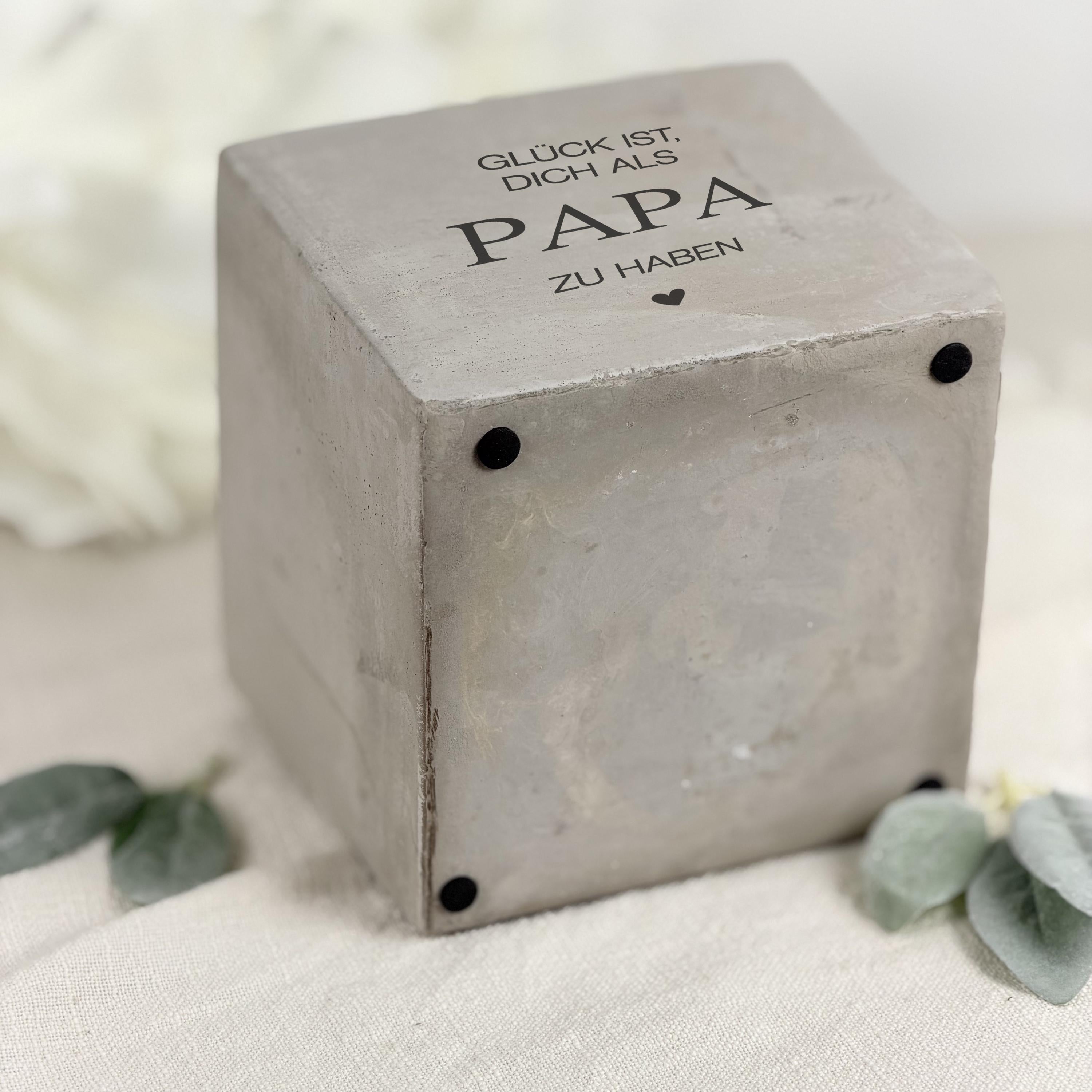 Personalisiertes Papa Geschenk als Blumentopf in Betonoptik mit Namen oder Wunschtext. Dieses Geschenk für Papa eignet sich als Vatertagsgeschenk oder Geburtstagsgeschenk Papa. Perfekt für Blumen, Kräuter oder kleine Pflanzen und eine dekorative Überraschung für Zuhause.