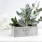 Geschenk für Papa als Blumentopf in Betonoptik mit Gravur. Dieses Vatertagsgeschenk ist ideal als Papa Geschenkidee oder Geburtstagsgeschenk Papa personalisiert. Der Blumentopf eignet sich für Kräuter, Blumen oder Sukkulenten und bringt Stil und Persönlichkeit in jedes Zuhause.