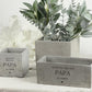 Vatertag Geschenk für Papa als personalisierter Blumentopf mit Gravur. Dieser moderne Topf in Betonoptik ist perfekt als kleines Geschenk für Männer oder als Vatertagsgeschenk bester Papa. Ideal für Pflanzen und eine schöne Erinnerung mit individueller Gestaltung.