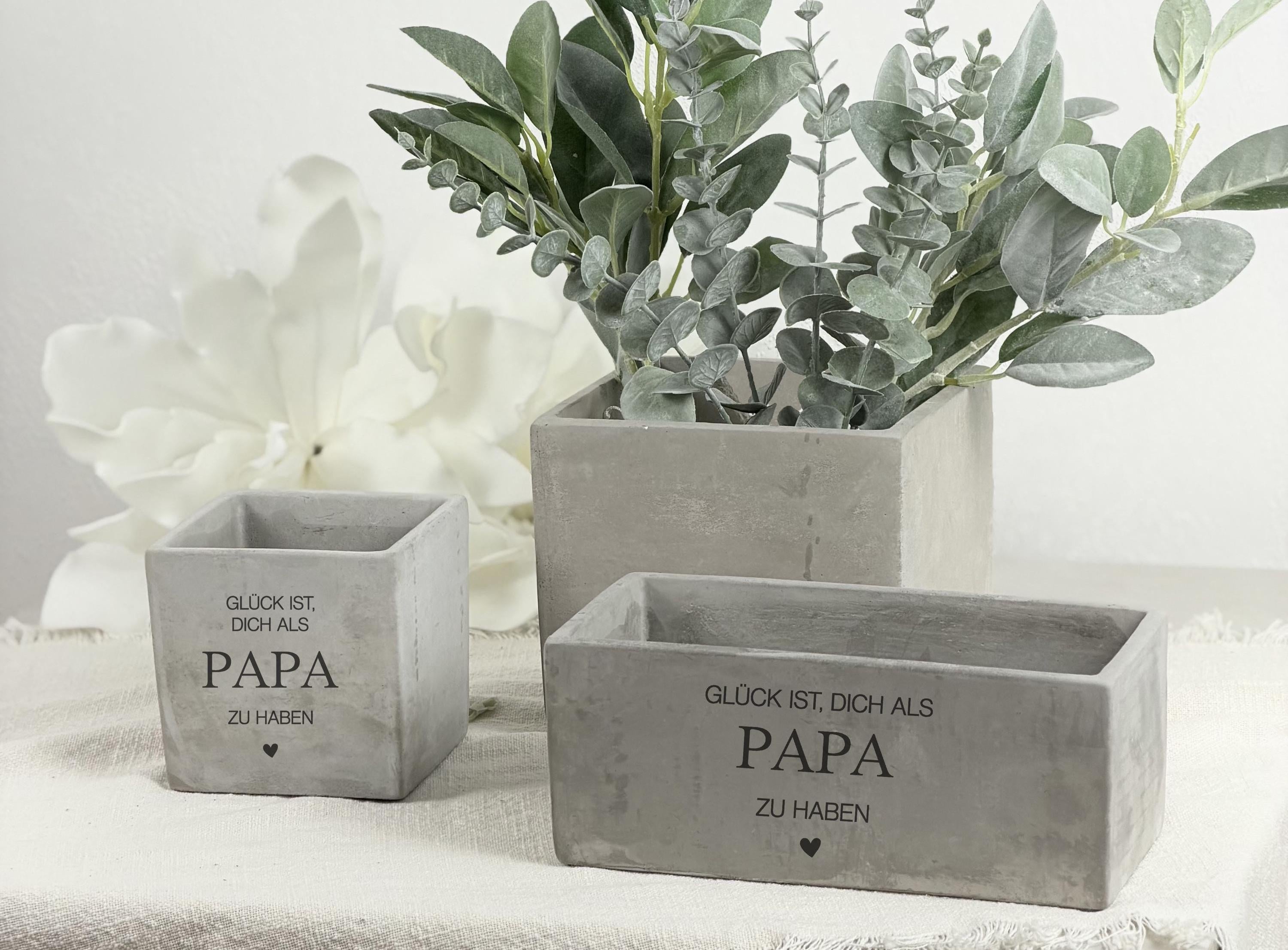 Vatertag Geschenk für Papa als personalisierter Blumentopf mit Gravur. Dieser moderne Topf in Betonoptik ist perfekt als kleines Geschenk für Männer oder als Vatertagsgeschenk bester Papa. Ideal für Pflanzen und eine schöne Erinnerung mit individueller Gestaltung.