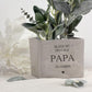 Blumentopf Geschenk für ihn in Betonoptik mit Gravur als Geschenkidee zum Vatertag. Dieser personalisierte Pflanztopf eignet sich als Geschenk für Papa, bester Papa Geschenk oder kleines Geschenk für Männer. Ideal für Balkon, Garten oder Wohnzimmer.
