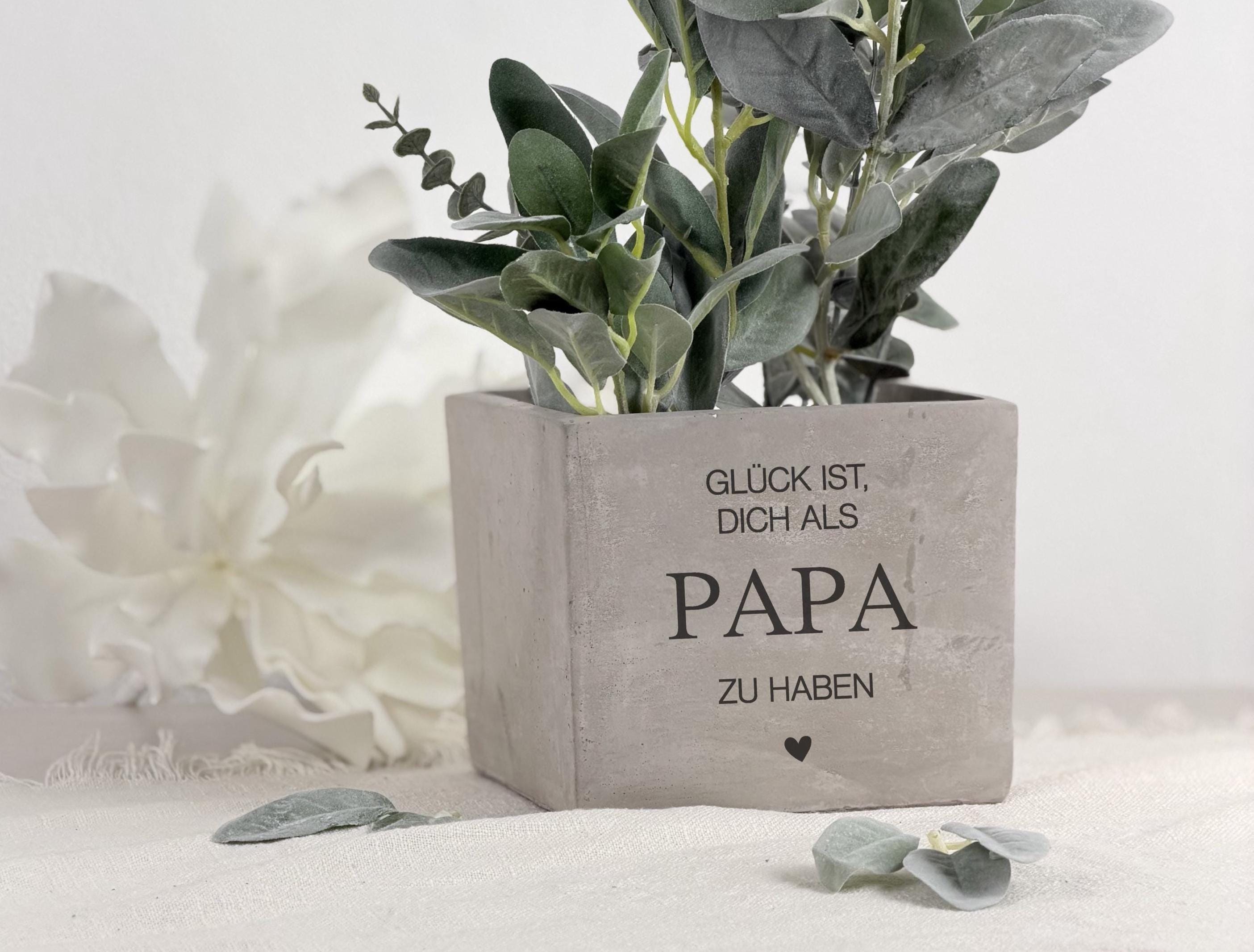 Blumentopf Geschenk für ihn in Betonoptik mit Gravur als Geschenkidee zum Vatertag. Dieser personalisierte Pflanztopf eignet sich als Geschenk für Papa, bester Papa Geschenk oder kleines Geschenk für Männer. Ideal für Balkon, Garten oder Wohnzimmer.